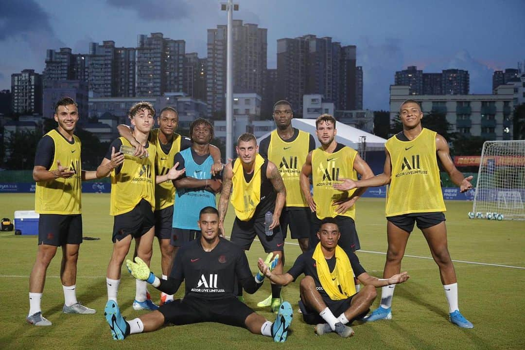 アルフォンス・アレオラさんのインスタグラム写真 - (アルフォンス・アレオラInstagram)「Bien arrivé en Chine ! 🇨🇳🔴🔵 @psg」7月24日 21時35分 - alphonseareola