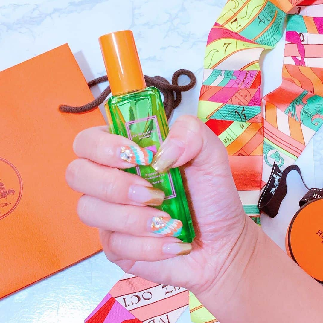 星読みプリンセス・エリ様さんのインスタグラム写真 - (星読みプリンセス・エリ様Instagram)「new nail....♡﻿ ﻿ 今月は#獅子座 をイメージしたネイルだよ💅﻿ ﻿ ﻿ 2019年のホロスコープネイルは﻿ 各星座の女の子をイメージした12星座ネイルに♡﻿ ﻿ ﻿ 獅子座ガールのイメージは〈ユニーク(個性的)〉♌️﻿ 獅子座カラーのオレンジとゴールドを使って、人とは違う個性を表現。﻿ ﻿ ﻿ フレンチ部分はゴールドのミラーネイルに。﻿ オレンジとエメラルドグリーンのピーコック柄で流行を気にしない獅子座らしさをイメージしたネイルだよ💅﻿ ﻿ ﻿ 毎月その月の#星座 から、ネイルデザインを考えるのとっても楽しい😍💕﻿ ﻿ ﻿ ﻿ #instalove#星座 #星座ネイル#獅子座ネイル﻿ #12星座  #ホロスコープネイル﻿ #オレンジネイル#ゴールドネイル﻿ #サマーネイル#夏ネイル﻿ #レディネイル #大人可愛い﻿ #大人ネイル #大人女子#派手ネイル﻿ #プリンセスネイル #シンプルネイル﻿ #ピーコックネイル#ミラーネイル﻿ #インフルエンサー#フレンチネイル﻿ #美容 #美 #主婦ママ #アラサー﻿ #ママインフルエンサー﻿ #美容インフルエンサー﻿ #ホロスコープ美容#ホロスコープメイク」7月24日 21時39分 - eri.princessmind