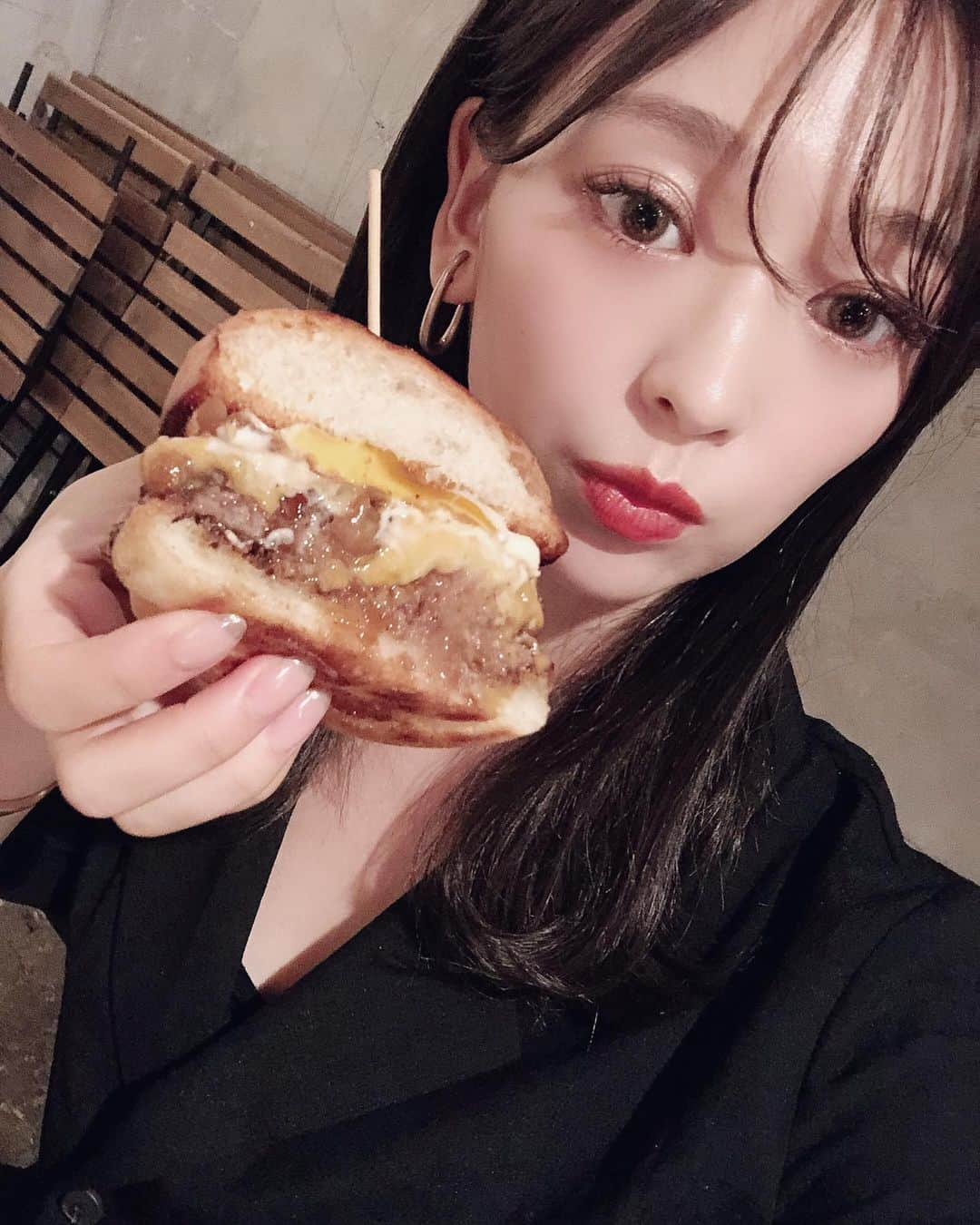 古川貴絵さんのインスタグラム写真 - (古川貴絵Instagram)「今日のお昼 昨日、朝まで食べ続けたのに 起きてからハンバーガーという 消化しきれてない状態で中々ハードだったけど、 びっくりするほど美味しかった、、 １枚目のスムージーは無添加！ 体にいいし、美味しいし、、これはハマる ( ◠‿◠ )  #innocent #SMOOTHIE」7月24日 21時41分 - _kiegram