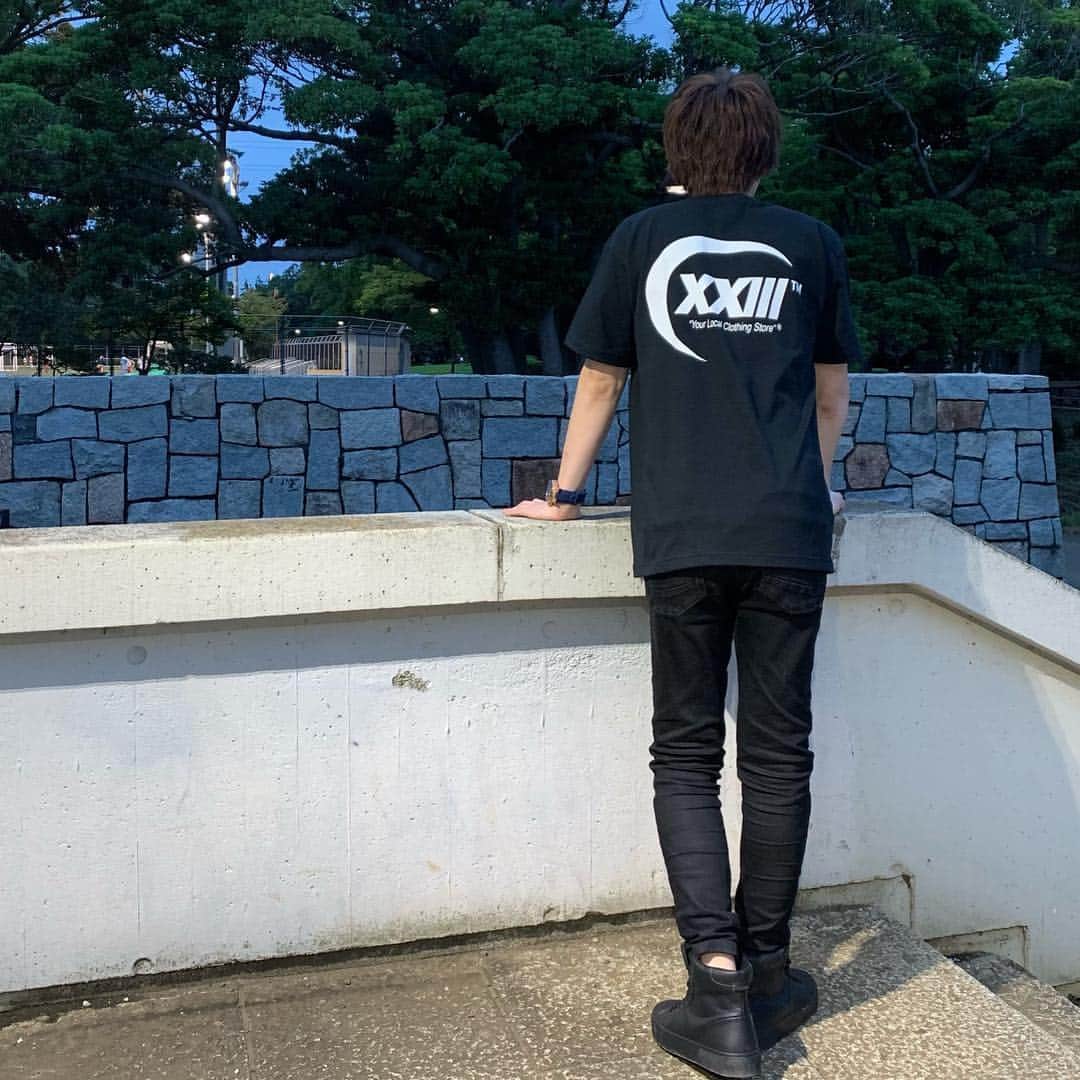 松村淳平のインスタグラム：「バックプリントがええやんけ！と思って買いましたTシャツ。 . #xxlll #cestvingttrois #セバントゥア #黒コーデ #黒t #メンズファッション #メンズコーデ #ootd #godselectionxxx #palmangels」