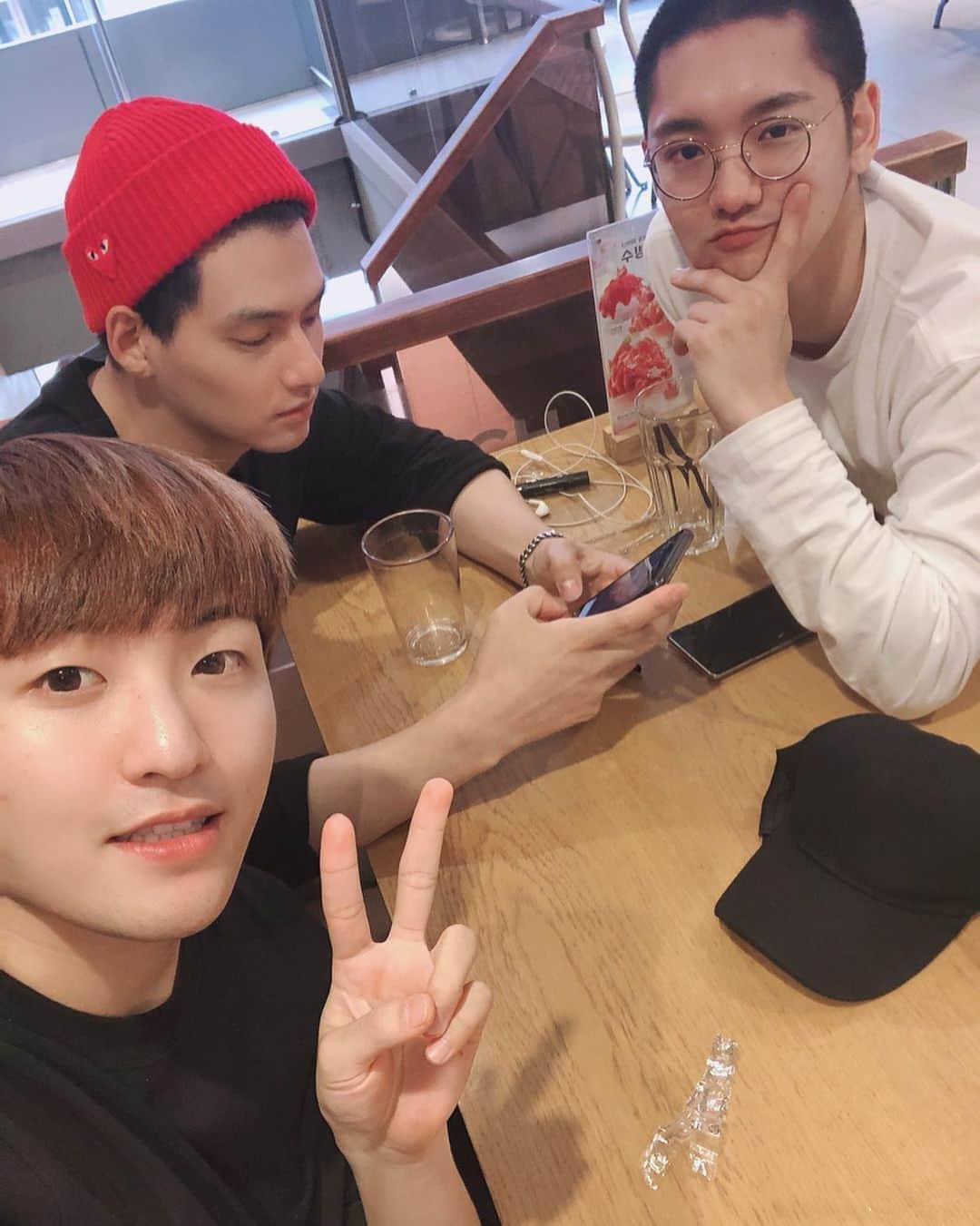 ヒョクジン のインスタグラム：「조나리 가기전 똥민쓰랑 🐥」