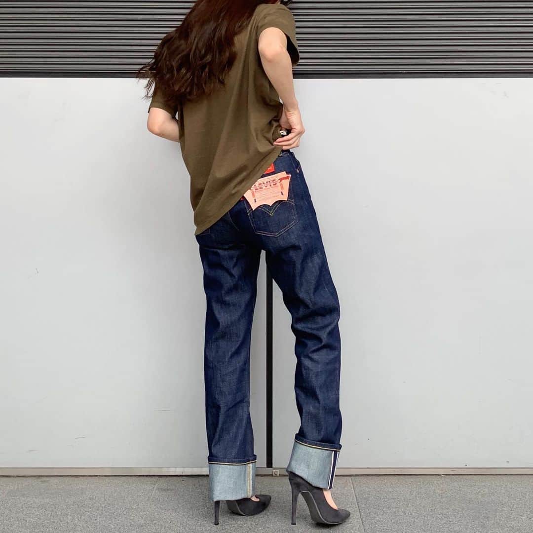 のインスタグラム：「. Levi'sのジーンズはいってます👖💗 ヒップがしっかりしている私は25インチ着用してます!!! 取り扱い店舗は新宿.西宮.博多の3店舗ですが、お取り寄せ可能なのでスタッフへお問い合わせ下さいませ✨ . @ungrid_official @ungrid_staffsnap #Ungrid#アミュプラザ博多」