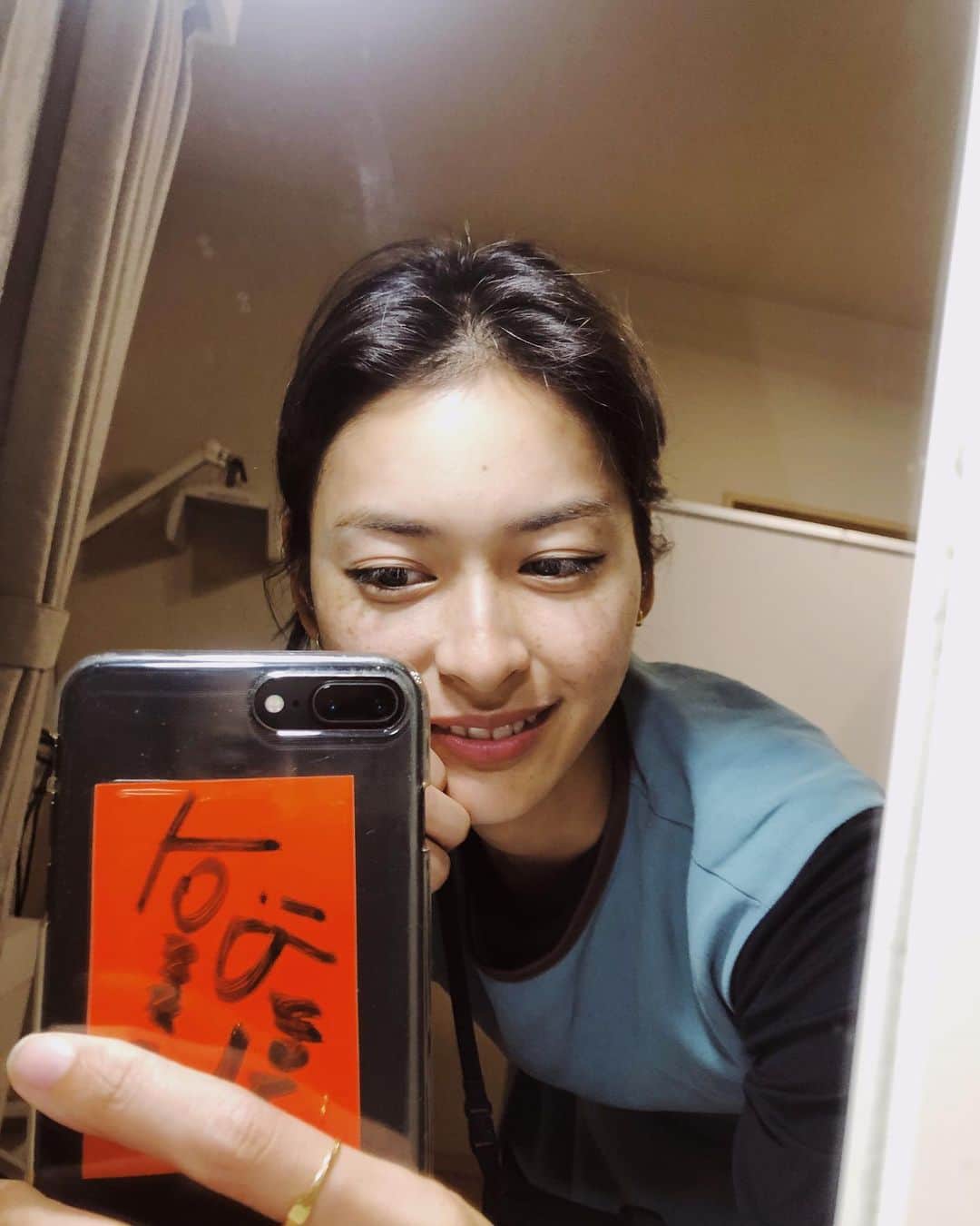 松本瞳のインスタグラム：「. おでこ全開で失礼します💆‍♀️ . 今日は仕事帰りにふらーっと @platinum_beauty_sibuya へ🚶‍♀️ホワイトニング始めて3回目です。 . 友達からのDMもかなり多かったので、ここにまとめて書きますね✍️ ホワイトニングは前から気になっていたけど始める機会がなかなかなくて、幼なじみがここを紹介してくれました〜。 . ズボラなわたしでも通える理由が、 ✔︎渋谷にある ✔︎遅くまでやってて仕事帰りに寄れる ✔︎個人的には1回でも効果があった って感じです🤝 . 初めてのひとはわたしのインスタ見た！で、2700円でできるみたいなので気になったひとはぜひ⭐️ #ホワイトニング」