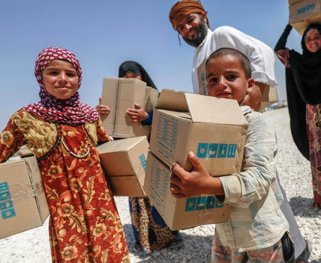 unicefさんのインスタグラム写真 - (unicefInstagram)「These siblings can’t wait to try on their new summer clothes, given to children through UNICEF partners at Mabrouka, a make-shift desert camp for people displaced by violence in Syria. @unicefsupply provided $3.5 billion in goods and services to help children live better lives in 2018. This includes vaccines, clothes, medicines, education kits and school books, to help children survive, thrive and learn, no matter where they live. © UNICEF/UN0238042/Souleiman」7月24日 21時55分 - unicef