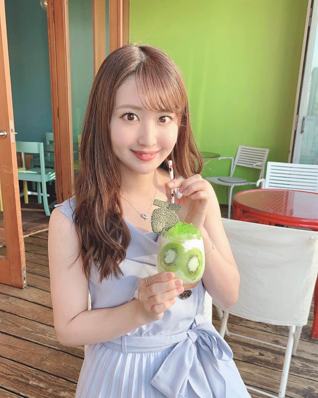 沢井里奈さんのインスタグラム写真 - (沢井里奈Instagram)「♡ . メロンスムージー🍈💕💕 . 生の果実をそのまま凍らせて 作るスムージーみたいで 果実そのものの甘さで とっても美味しかったです☺️💓💓 . キウイが映えて見た目も可愛い🥝✨ . . #さわーコーデ 👗🌼💕💕 onepiece♡ #rirandture . お洋服の質問ありがとうございます🌟 . #midwestcafe #melonsmoothie #melon #smoothie #cafe #sweets #ootd #coordinate #fashion #instagood #instagramjapan #japanesegirl #girls #ミッドウエストカフェ #ミッドウェストカフェ #メロンスムージー #スムージー #栄カフェ #名古屋カフェ #カフェ #カフェ巡り #さわーカフェ巡り #沢井里奈」7月24日 21時50分 - sawairina