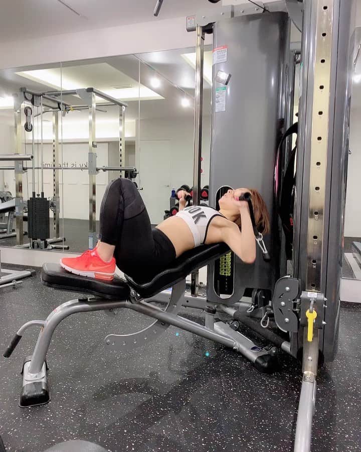 ハピネス笑舞のインスタグラム：「今日は肩と胸トレ🔥💪️ 肩トレすき😌❤️ 何回やったかわかんなくなっちゃった動画www 明日から食事をローファット減量に切り替えて頑張るよー！🔥💪️PFCの量を計算しながら食事をとる。  無酸素運動は変わらず週3〜4、有酸素30分間心拍数をはかりつつ、インクラインウォーキングを毎日💪️🔥 大会に向けて、今よりもっと本格的にbeyond女性トレーナーあみさん監修のもと確実に落としていく！！ 目標46キロ、体脂肪率18%💪️！！ くびれとお尻を頑張る🔥👌 大会まで頑張って、Barcelonaグループの売り上げレースがあるから、それも終わってから11月、海外旅行に行くことにした！🙆‍♀️️💕目標！🥰 よし！がんばろ🔥🤩 #smile#love#fashion#girl#六本木#銀座#歌舞伎#北新地#中洲#すすきの#大阪#北海道#キャバ嬢#長谷川笑舞#バルセロナ#桃李#おっぱい#巨乳#キャバ嬢と繋がりたい#カジュアル#仲良し#ジム#バースデー#札幌#劇団桃李#happiness#hカップ#ダイエット#ベストボディジャパン #bbj日本大会」