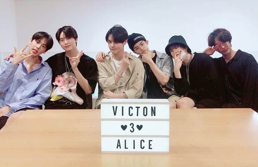 Victonさんのインスタグラム写真 - (VictonInstagram)「‪[#빅톤] #VLIVE 를 통해‬ ‪앨리스 여러분이 주신 사랑 덕분에💛‬ 너무 너무 행복했다는 빅토니들🙌‬ ‪빅톤이 언제나 앨리스의 곁에서‬ 환한 빛이 될게요✨‬ ‪앞으로도 자주 찾아올 빅토니들에게‬ 많은 사랑과 응원 부탁드립니다💙‬ ‪앨리스 여러분💛🗝💙‬ ‪💙하늘만큼 땅만큼 사랑합니다💛‬ - ‪#VICTON‬」7月24日 21時51分 - victon1109