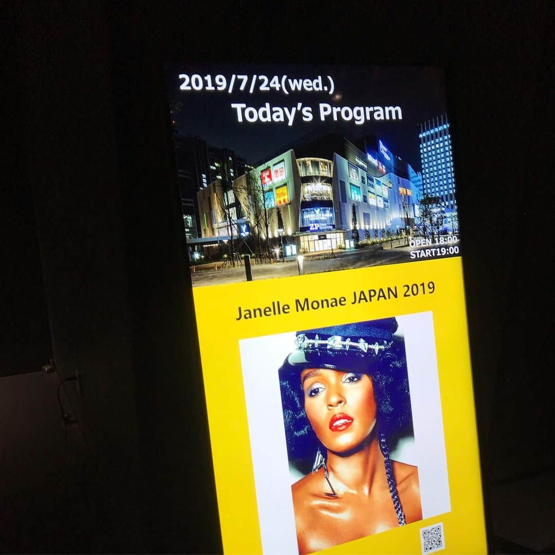 松田青子のインスタグラム：「モネイ〜💙💜🧡💛💚」