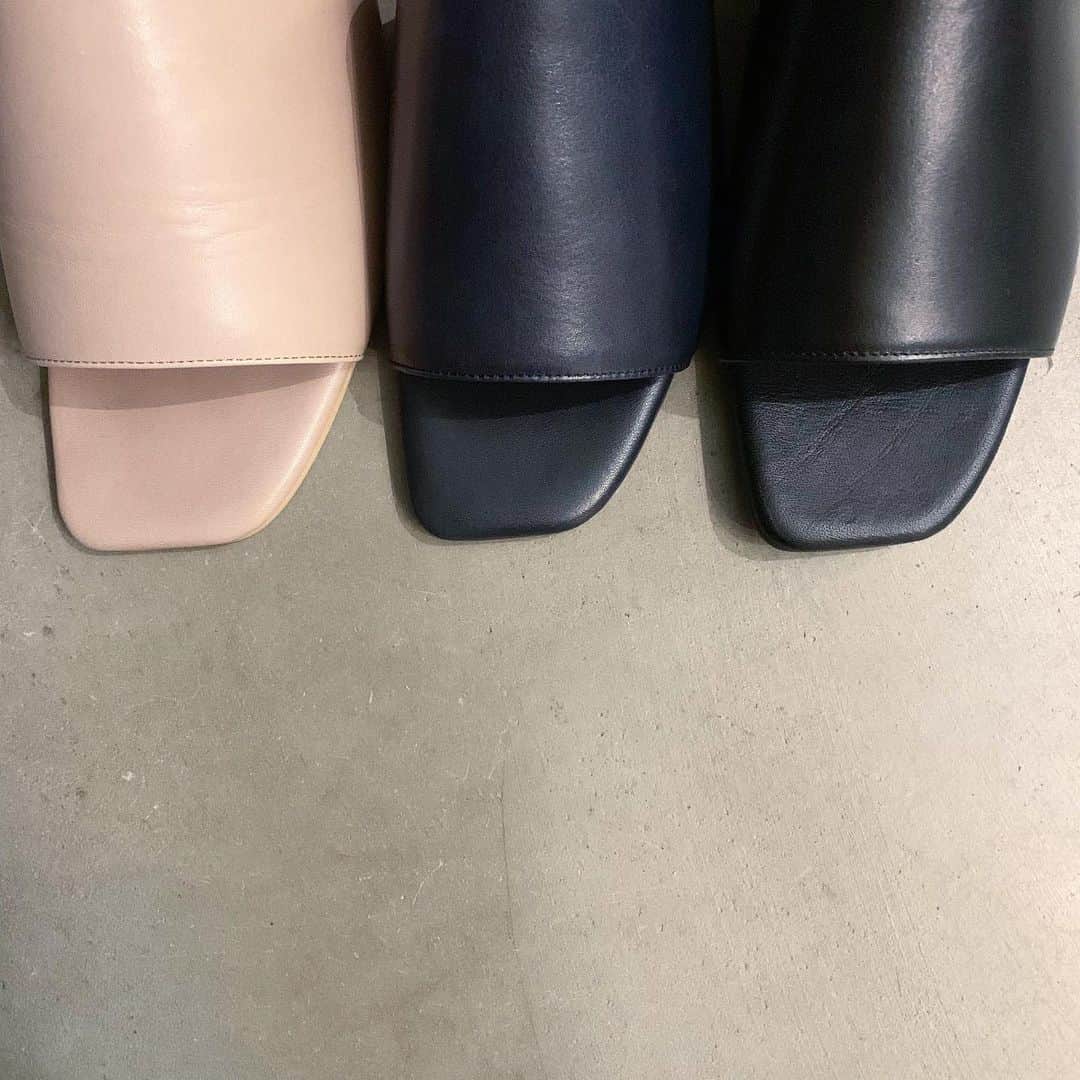 Enseさんのインスタグラム写真 - (EnseInstagram)「. DELMONACO(@delmonaco_shoes )の特別なサンダル . . 高すぎない、丁度いい厚みのヒールが 上品で、嬉しいポイント◎ . . お色は グレージュ、ネイビー、ブラックの３色から . . . #Ense #EnseBridal #革 #革財布 #財布 #leatherwallet #革鞄 #鞄 #bag #leatherbag #革バッグ #革小物 #ブライダルリング #結婚指輪 #婚約指輪 #マリッジリング #マリッジリングオーダメイド #オーダーメイド #オーダーリング #京都 #三条 #kyoto #japan #madeinjapan #サンダル #レザーサンダル」7月24日 21時54分 - ense.jp