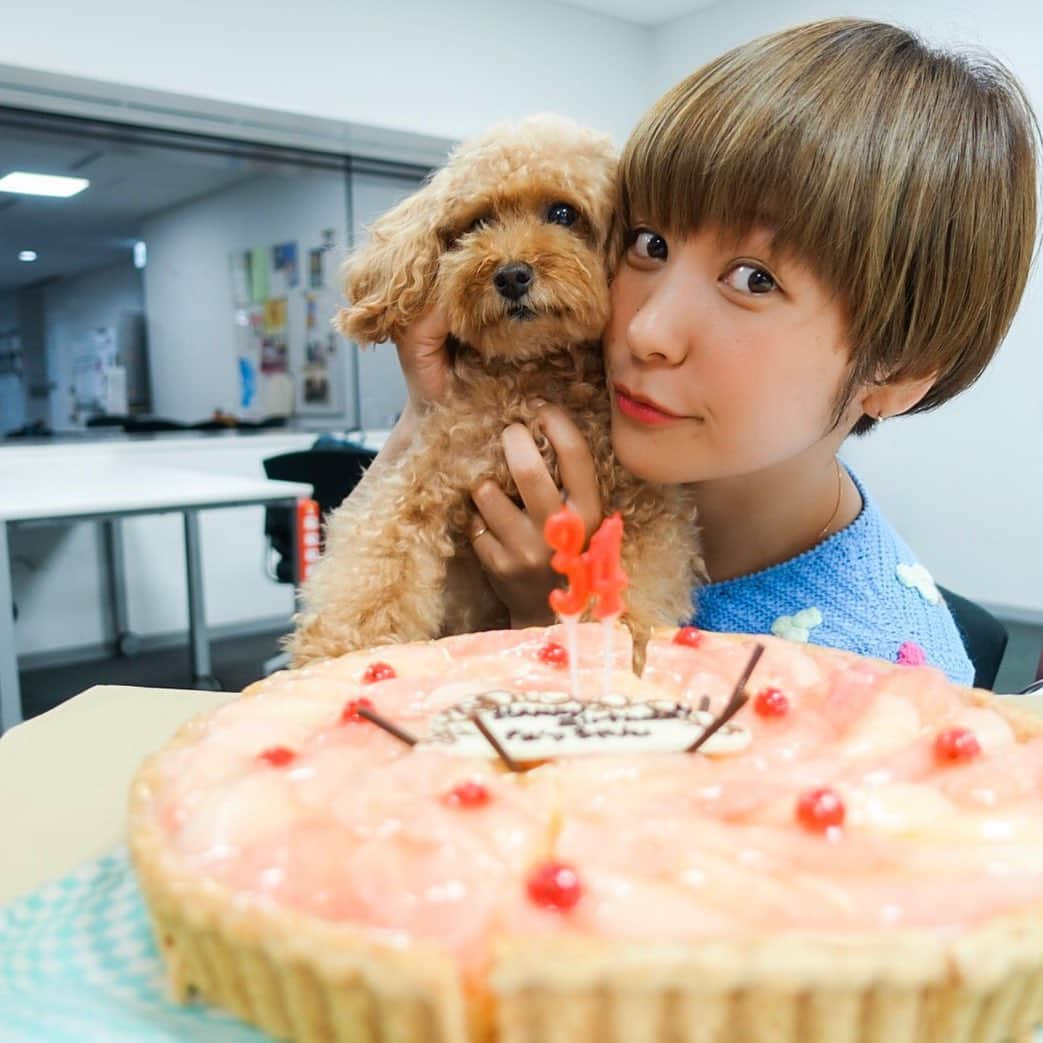 近藤夏子さんのインスタグラム写真 - (近藤夏子Instagram)「さてさて❤️ 誕生日が近づいてきましたぞ🎂 誕生日を祝っていただける喜び👰✨ 明日はバースデーワンマンライブ🥳 みなさん、お待ちしてますよ👏 #abcyonayona #誕生日 #バースデー #バースデーウィーク #ケーキ #キルフェボン #34歳 #よな水 #本当の誕生日は7月29日」7月24日 21時57分 - kondonatsuko