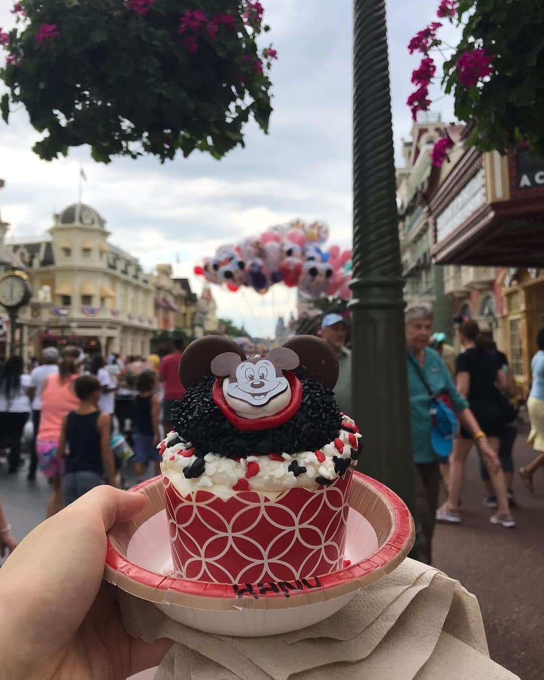 tiahy__のインスタグラム：「Starbacks 🇺🇸. . . . アメリカのパーク内のスターバックスはMickeyがデザインされた食事が多く、 毎回注文するのですが、 このカップケーキは3人で食べてじゅうぶんな大きさでした🧁. とっても可愛くて美味しかったですよ♪ キャッスルショーの前にのんびり食べました♪. . . 名前が間違ってHANUになってるけど、可愛いし、それはそれでいい 笑 #wdw#magickingdom#magickingdommamas#mickeymouse#starbuckscoffee」