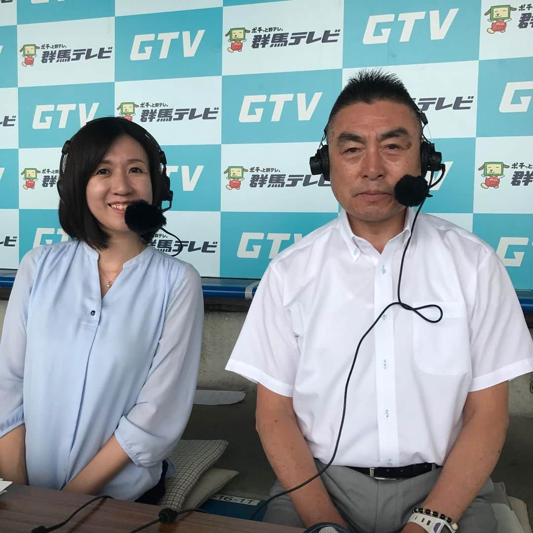 三隅有里子さんのインスタグラム写真 - (三隅有里子Instagram)「【2019⚾️高校野球備忘録】 夏の高校野球群馬大会は、明日いよいよ準決勝ですね！ 私は今年の実況、最後は前橋南VS伊勢崎の2回戦でした。序盤3回までに前橋南が5点を奪い、このまま一方的な展開になってしまうのかな？と思いましたが、伊勢崎の2番手の投手が踏ん張り、一時は1点差まで詰め寄る好ゲームとなりました。 解説は農大二高野球部OBの黒田泰司さんでした。毎年の事ながらたくさん助けて頂き、なんとか放送を終える事が出来ました。 さて、実況は今年で3年目。そして今年は過去最多の3試合を担当させてもらいました。 試合後、ともに実況を担当している男子アナに「三隅さんの実況、1試合目、2試合目より3試合目が格段に良くなってましたね」と言ってもらえて😭😭😭入社した年は違いますが、同じ年に実況デビューをしたので私は同志だと思っているんですが、お互い悩みながら、励ましあいながらここまできたなあと思ったら感極まりました。 私が尊敬する監督さんもいつも言っていました。「昨日の自分、今日の自分より明日の自分が上手くなるように！と選手たちを指導している」と。私もまだまだ未熟ですが、去年より、前の試合より少しは進歩しているんだと思ったらまた頑張る気力が湧いてきました✨ そんなわけで、今年もらったアドバイスと反省点を忘れないように書き留めておくことにします。 【アドバイス】 ＊「どうか！」というフレーズが口癖になっている→都合のいい言葉で逃げない。どうかを描写するのが実況。 ＊「ライト前ヒットー！」と語尾のばし過ぎ→メリハリをつけて実況する ＊綺麗に文章にしようとし過ぎる→もっと端的に、自然な会話を ＊広い視野で試合を見る→目の前の試合のコトだけではなく、この試合は大会の中でどんな意味のある試合なのか、学校が夏休みに入ってスタンドはどうとか、ズームアウトして描写する ＊ひとり喋りが多い→解説の方に上手く質問して視聴者も知りたい話題を展開する 【自分なりの反省点】 ＊間違うこと、恥をかくことを怖れない ＊でも選手の名前は絶対に間違えない ＊手元の資料に頼りすぎない ＊選手交代が多くてもパニックにならない。的確に伝える ＊オープニングで蒔いた種を試合終了後に回収し忘れない ＊イニング締めは端的に。でも単調にならない ＊熱くなるような場面でも、頭の一部は冷静でいる事  今年は残り3試合ですね。群馬テレビの中継と高校野球ハイライトでどうぞ最後までお楽しみください⚾️ #解説 #黒田泰司 さん #農大二高 #野球部OB #エースでキャプテン #高校2年生の時 #ノーヒットノーラン 7回参考  #実況 #中継 #前橋南 #伊勢崎 #群馬の高校野球 #高校野球 #野球 #baseball #⚾️ #全国高校野球選手権 #第101回 #高校野球ハイライト #夜10時から #見逃し配信もあります #群馬 #gunma  #群馬テレビ #群テレ #gtv #アナウンサー #局アナ #局アナの仕事 #地方局で働くということ」7月24日 21時57分 - misumi_gtv