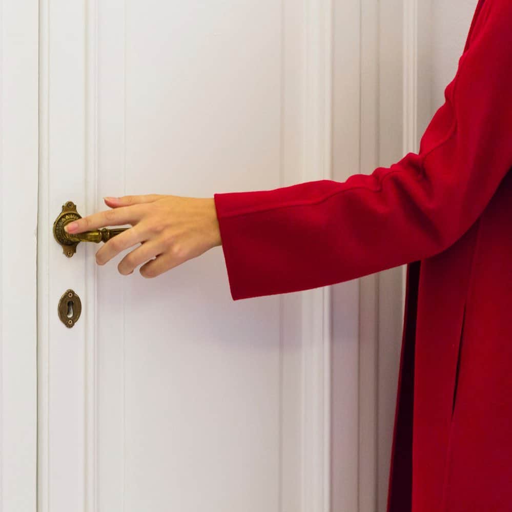 のインスタグラム：「Passage_in_red_cachemire #milaschon #houseofmila #welcomemila」