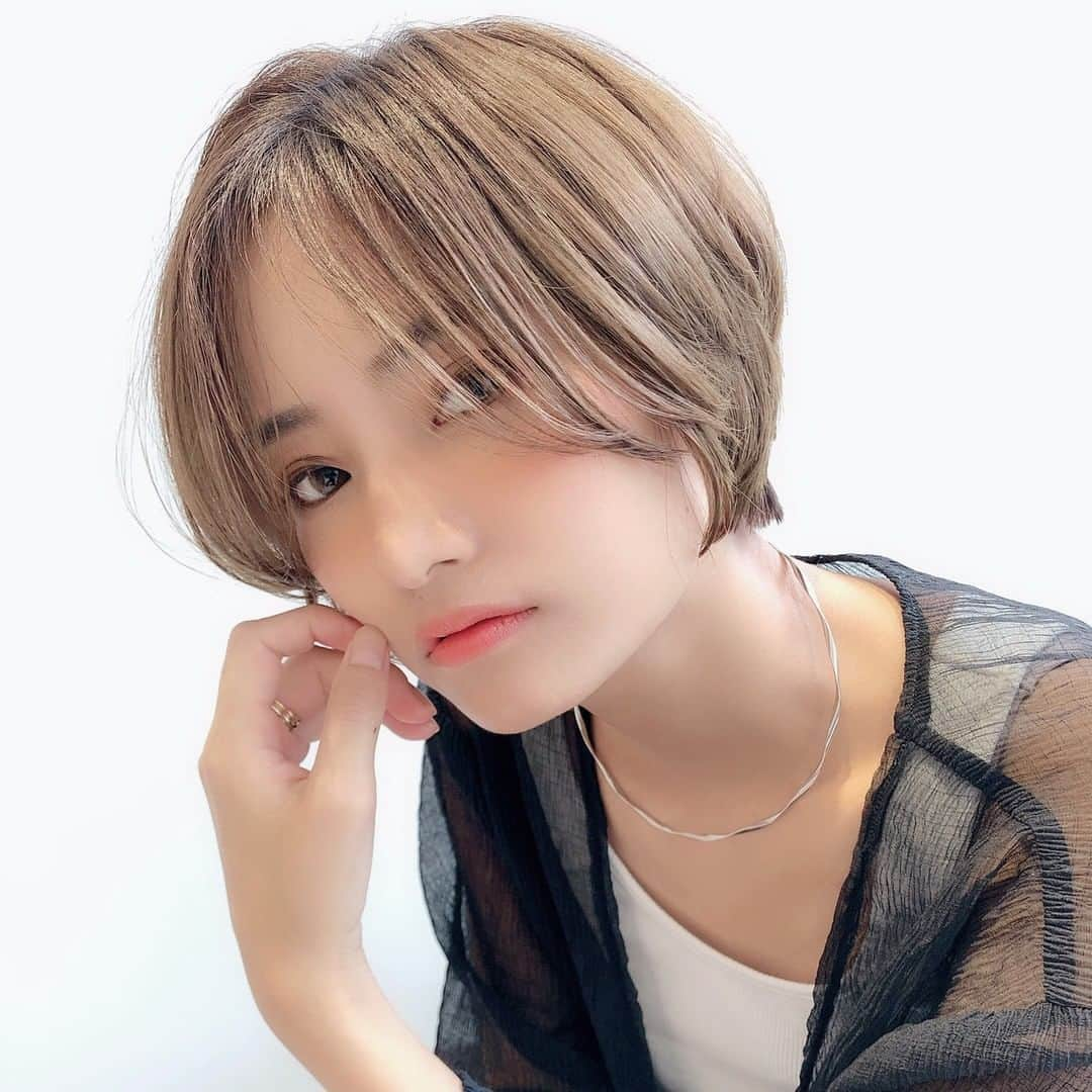 HAIRさんのインスタグラム写真 - (HAIRInstagram)「▷ Styling by「北村亮」 @ryo_lano_by_hair（Lano by HAIR） . ------------------------------------------------- 🌼"Lano by HAIR"キラリト銀座にOPEN🌼 スタイリストがマンツーマンで担当します♪ お得なクーポンも掲載中！ プロフィールのリンクからCHECK♡ ------------------------------------------------- #ショートヘア #ショート #ショートカット #ショートボブ #ショートヘアー #ヘアスタイル #ハンサムショート #うざバング #グレージュ #透明感カラー #大人可愛い #オフィス #デート #ヘアカタログ #ヘアカラー #ヘアスタイリング #髪型 #lanobyhair #美容室 #銀座 #銀座美容室 #銀座ヘアサロン #銀座サロン #キラリト銀座 #銀座通り #銀座一丁目 #haircolor #hairstyle #hair #instagood」7月24日 22時01分 - hair.cm