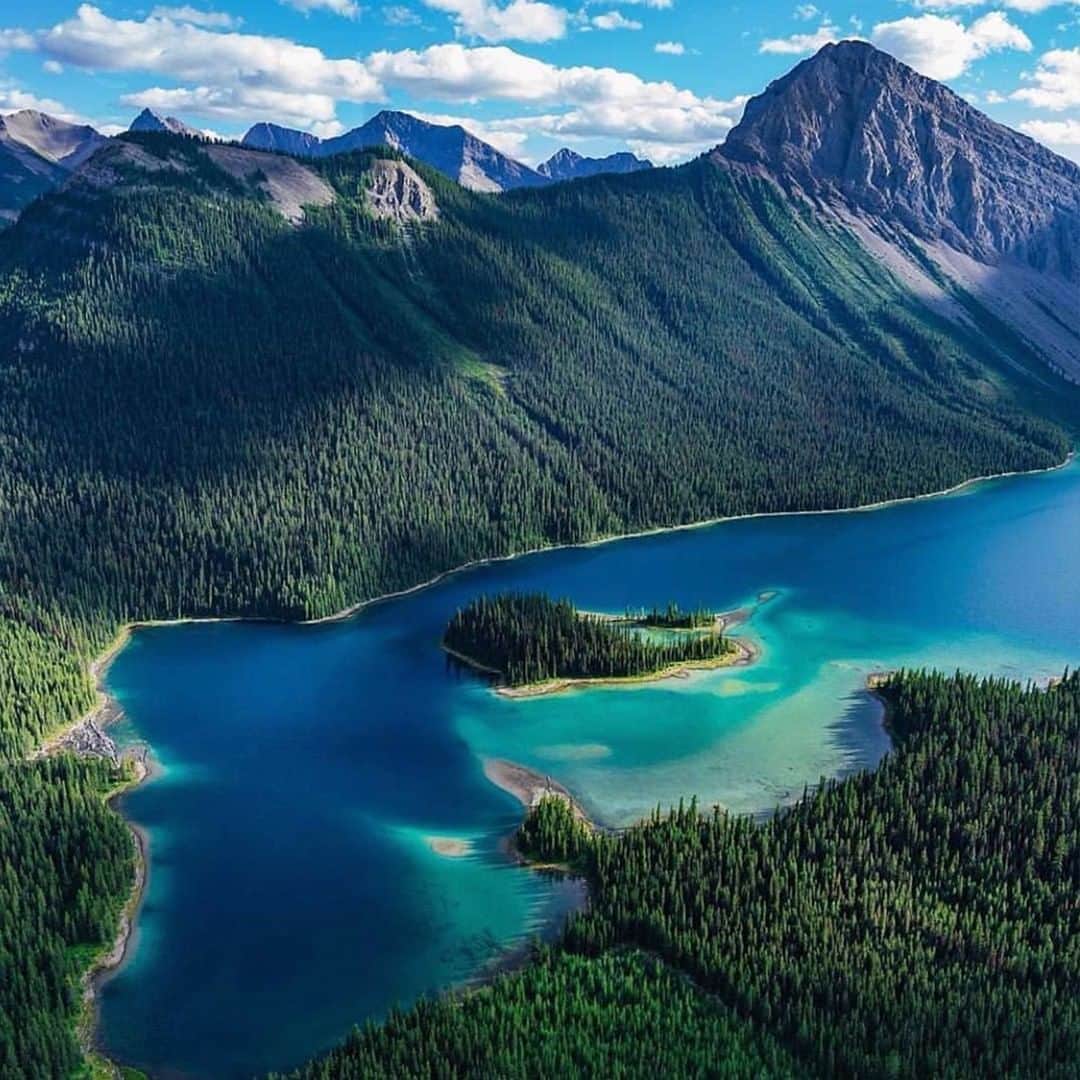 エールフランスのインスタグラム：「Skinned mountains. Deep water. Lost paradise deep in the serenity of Alberta's nature.  Des montagnes écorchées. Une eau paisible. Un paradis perdu quelque part au cœur de  l'Alberta. 📸 Merci @Andy_Best  #AirFrance #Franceisintheair」