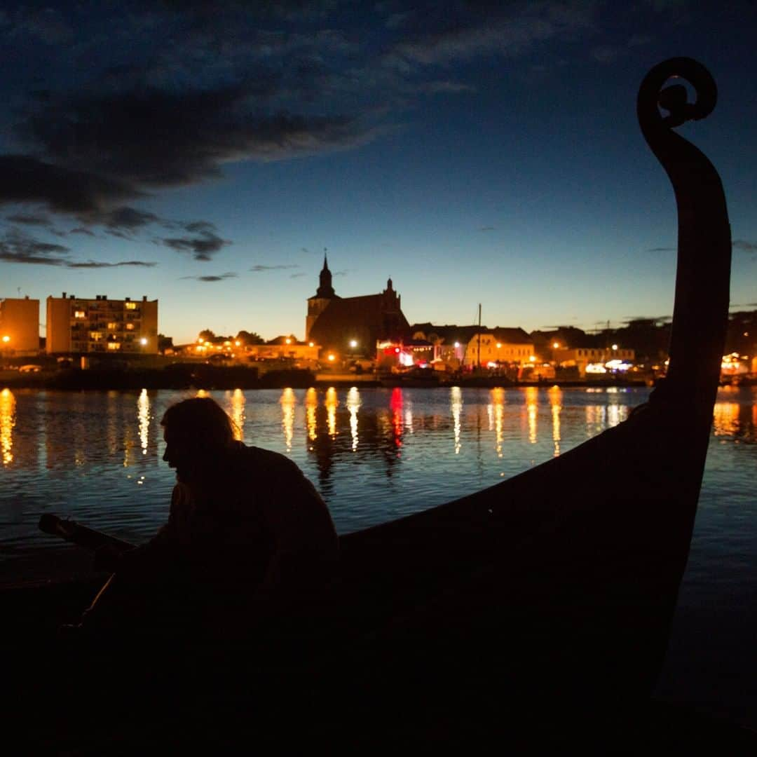 National Geographic Travelさんのインスタグラム写真 - (National Geographic TravelInstagram)「Photo by David Guttenfelder @dguttenfelder | A Viking boat in the Dziwna River cuts across the evening sky during the Viking and Slav Festival on the Polish island town of Wolin. During the three-day festival participants gather from around the world to reenact battles and celebrate culture from the Viking Age.」7月24日 22時05分 - natgeotravel