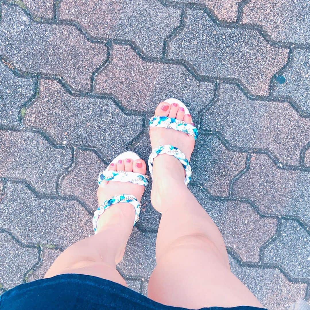 Arisa Nanaseさんのインスタグラム写真 - (Arisa NanaseInstagram)「可愛いサンダル見つけた😍👡 クツで幸せな気分になれるってなんてハッピーな人🐥✨ #しまむら #サンダル #プチプラ #激安 #ビーサン みたい #履きやすい #キラキラ #白 #デニム #デニスカ #forever21」7月24日 22時07分 - arisa.nanase