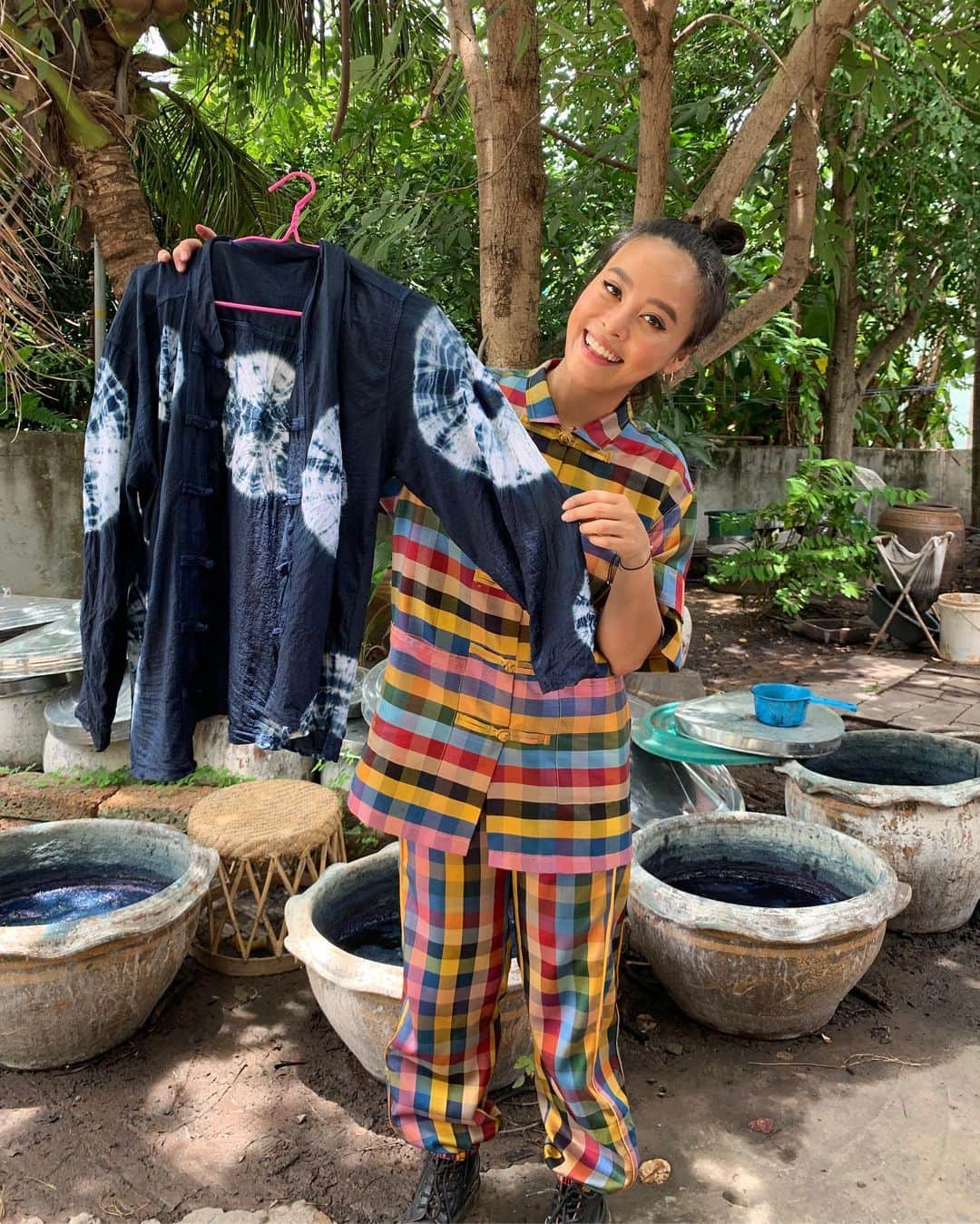 Amata Chittaseneeさんのインスタグラム写真 - (Amata ChittaseneeInstagram)「#upcycling มอบชีวิตใหม่ให้กับเสื้อผ้าเก่าแล้วนำกลับมาใช้ใหม่อีกครั้งด้วยสีธรรมชาติ 😊 การ upcycling จะช่วยเพิ่มมูลค่าให้กับสิ่งของนั้นๆ ไม่เพียงแต่จะสวยงาม เราสามารถช่วยปัญหาขยะล้นโลกได้นิดหน่อยก็ยังดี #สายเขียว 💙💙💙 perfect method to upcycle our old clothes made with plant-based thread like plain cotton with natural coloured tie-dye #pearypiegoesgreen #pearypiesmileycamp #surin #Thailand #tiedye」7月24日 22時08分 - pearypie