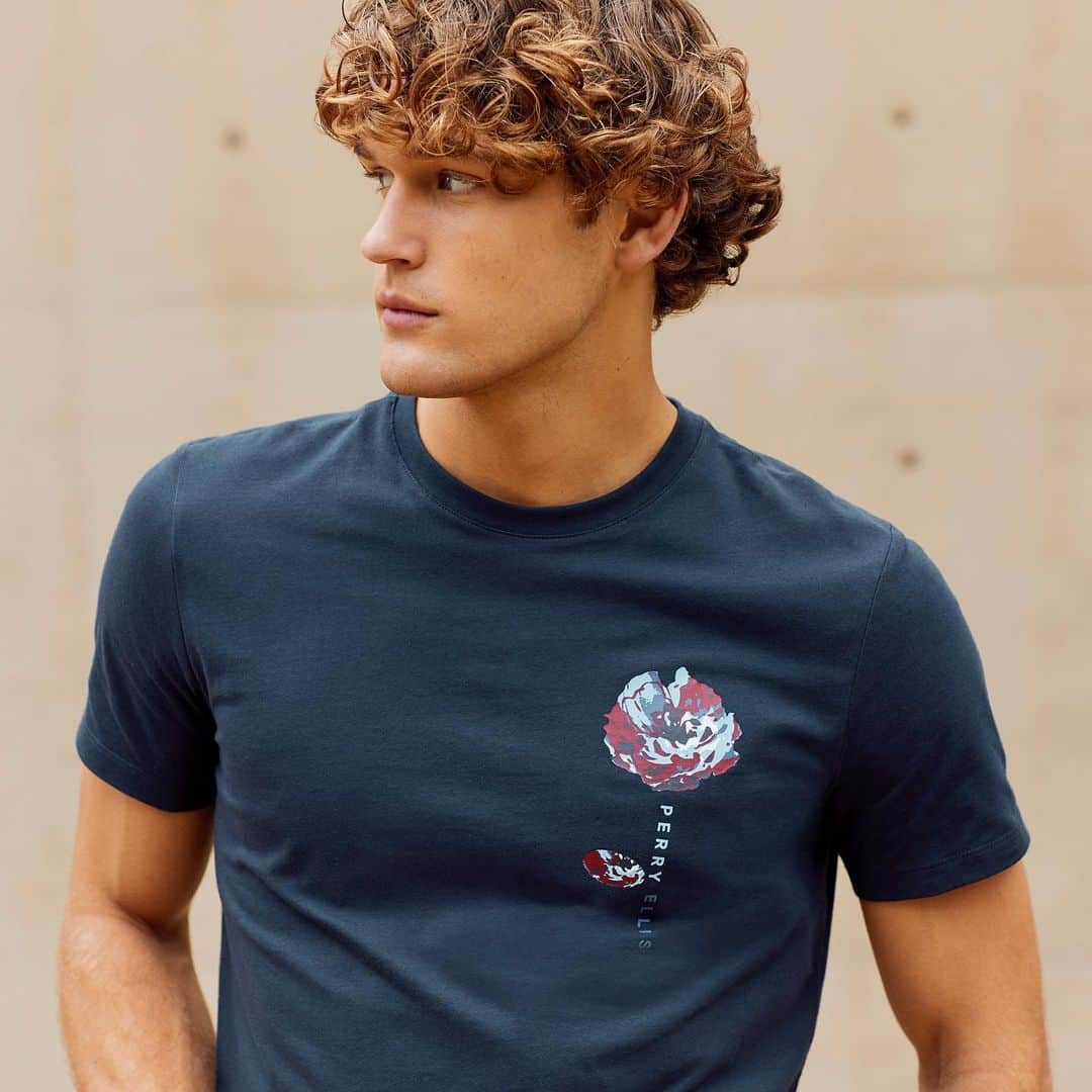 ペリーエリスのインスタグラム：「A fresh twist on our classic men's t-shirt. Tap to shop the Rose Graphic Tee. #PerryEllis #LifeReadySince1976」