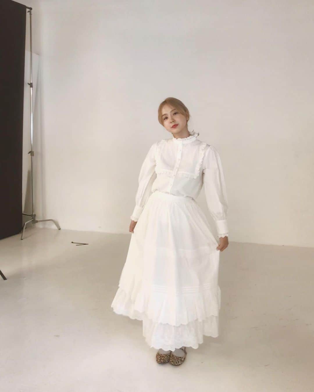 のインスタグラム：「RUBY AND YOU F/W COLLECTION 先行受注 第二段 はじまりました📣 ニットのセットアップやガウンコート、 バッグ ベルト 帽子などの小物類、 この写真で着ているブラウスも登場しています🧶🐆🧥❄️ ・ 袖にボリュームをもたせた ヴィンテージライクなブラウス。 デニムと合わせるのが わたしの定番だけど この秋は こんなふうにレーススカートを合わせて 思いきりロマンティックに着たい気分です🎠 重厚感のある渋めなコートを羽織って。 ・ 先行受注 第二弾は 7/30 14:00まで✴︎ 限定ノベルティもご用意しています ぜひチェックしてください🛒 @ruby_and_you」