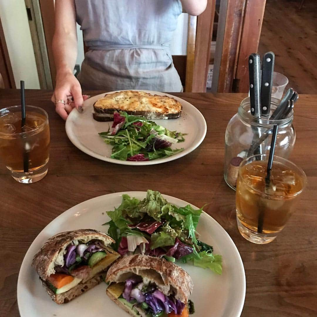 長谷川あやさんのインスタグラム写真 - (長谷川あやInstagram)「🥖🥖🥖 #bakery #cafe #パーラー江古田 #あや飯 ・ ・ ・ ハルちゃん（@har_326 ）とランチしてきた👭💛 ・ 出来立てクロックムッシュと 焼き野菜サンド🥪安定の美味しさ✨ ・ 店員さんが赤ちゃんにも とっても親切で、、、また来たいな🤤💭」7月24日 22時12分 - ayasuke_0516