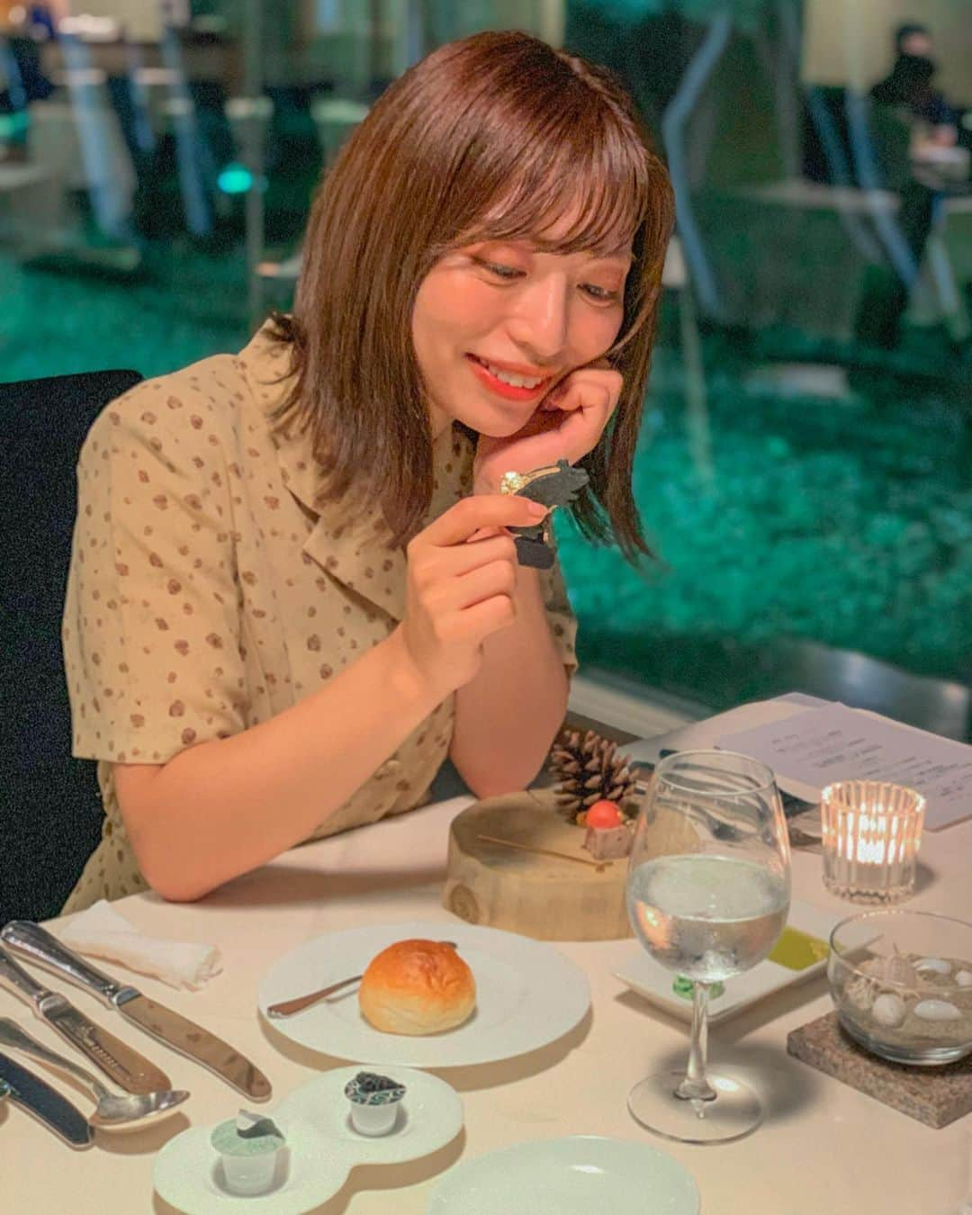 和希詩織さんのインスタグラム写真 - (和希詩織Instagram)「#離島 フレンチディナー🍽🥂🌛#French #dinner . . 三つ星ホテルの #浦島 にて フレンチディナー🍽🥂 お肉も海老などの海の幸も味わえて佐渡の食のステキさが詰まってる 豪華でオシャレで美味しすぎて こんな贅沢な時間が幸せ😋💕 . . 肉厚のお肉の艶と柔らかさと オシャレなフレンチがコースで出てきて、 外の松🌲と柔らかなライトアップに贅沢な時間で話も尽きなくて ずーっと笑ってたなぁ😋💕 . . まだまだ知らない日本が佐渡島にあったよ🤭❤️ せっかく旅するならステキな時間を過ごしたいよね😲💕 大人な時間の使い方にキュンときた🤤 . . ホテルの部屋もオシャレでキレイで ハイテクで言うことなしで さすが三つ星の宿ですね🙆‍♀️💕 . . . . . . . #三つ星#宿#ホテル#tabijo#旅スタグラム #旅したくなるフォト #離島巡り #新潟観光 #ガストロノミー #新潟のつかいかた #新潟ガストロノミー#食景色 #日本海美食旅 #女子旅 #新潟 #佐渡島 #夏休み #sadoisland#ディナー#肉食女子#美食」7月24日 22時14分 - kazukishiori