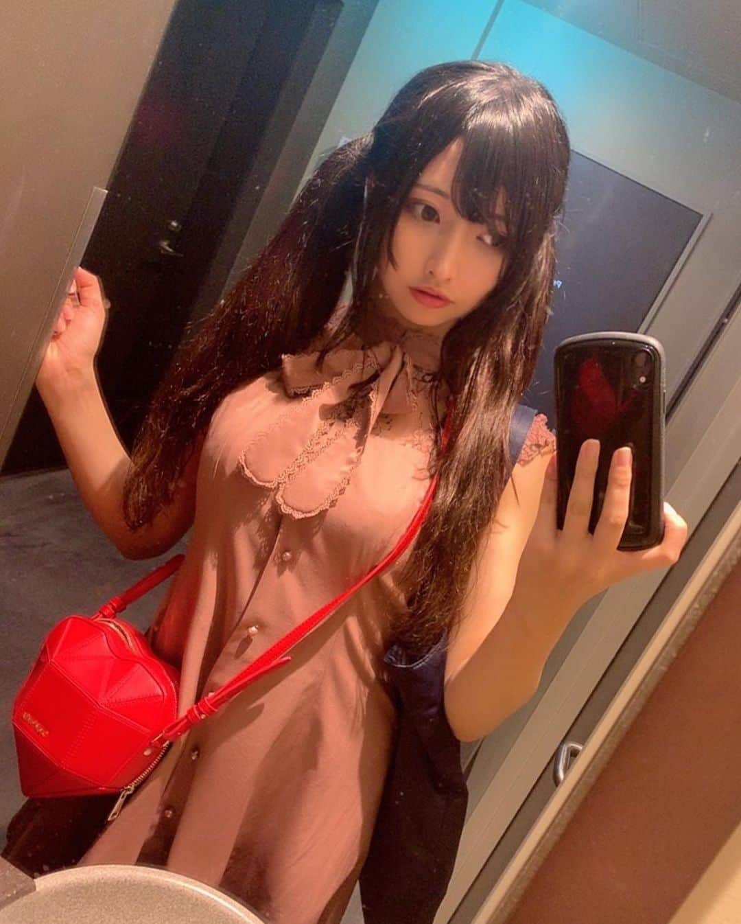 橋本ひかりのインスタグラム：「久しぶりにスタバ解禁した🥰 高いから普段はあまり行かないんだけど、差し入れで頂いたスタバカード使ったよ( ⁎ᵕᴗᵕ⁎ )❤︎ 一番好きなマンゴー味にした！ みんなそろそろ光がツインテールにハマってることに気がついてしまったんじゃないかな。笑 #グラドル #グラビアアイドル #モデル #スタバ #samanthavega #rojita #ツインテール」