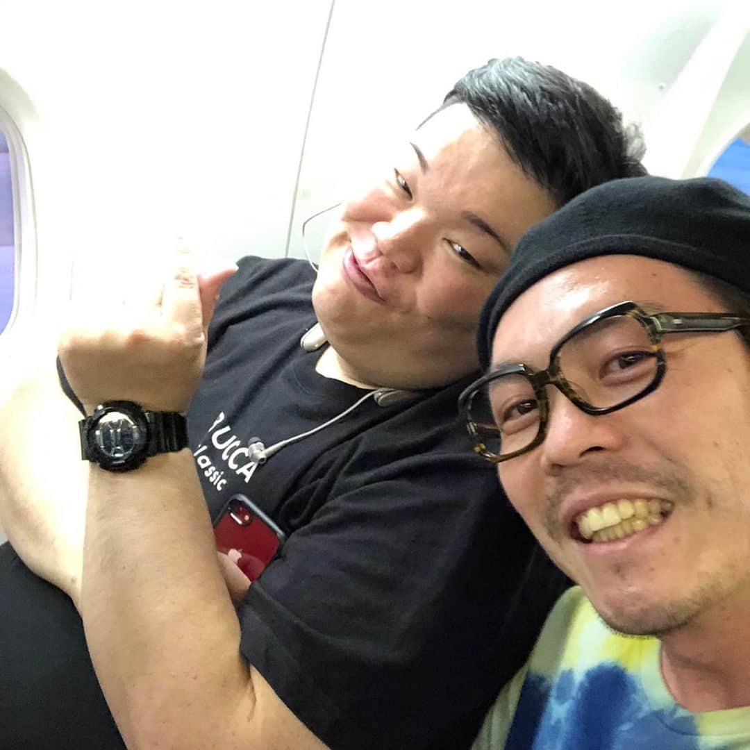 カバのインスタグラム：「先日飛行機で隣が小西くんでして、すごく、すごーく、狭そうでした。通路に半身出てた、、、☺️ . #小西武蔵 #半身」