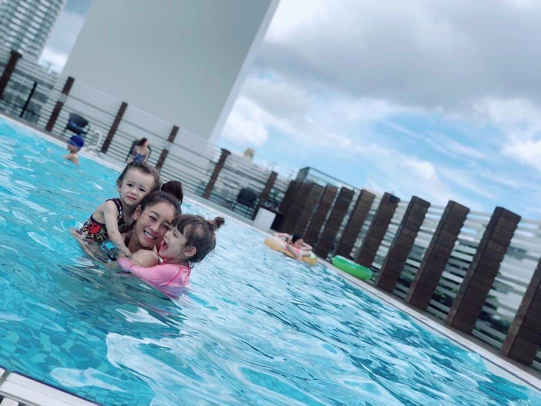 大桑マイミのインスタグラム：「今週末、27日happy mama festaのスピンアウトevent 💫 HAPPY MAMA PARK＠ラ チッタデッラ で トークショーに参加します！ 場所は、ラ チッタデッラ 川崎  中央噴水広場ステージ 10〜16時 私の出番は 14：35分です。 是非遊びにきてください。 mamaも家族も楽しめる二日間の楽しいeventです。  楽しい時間をすごしていただけるような癒しのひと時になればな〜とおもいます。 旅行中の私ですが ハワイ旅行同様癒しはほぼ一瞬。 沢山遊んで沢山追っかけて沢山食べて 吠えてビンビン感じての旅ですが パワーチャージ 。 大切な時間を過ごしました。 そんな家族、子供のことなど日々の生活についてお話しできればと思っております。お互い頑張りましょう楽しみましょ〜っていうエールを送りあえる時間になればと思います。 是非是非きてください。 お会い出来るのを楽しみにしております。  @happymamafesta_sapporo  #happymamapark #前回の海あそびより息子海遊び上手になりました。 #砂との関係性 #レストランは大変だな #流れに身をまかせよ #自然に感謝」