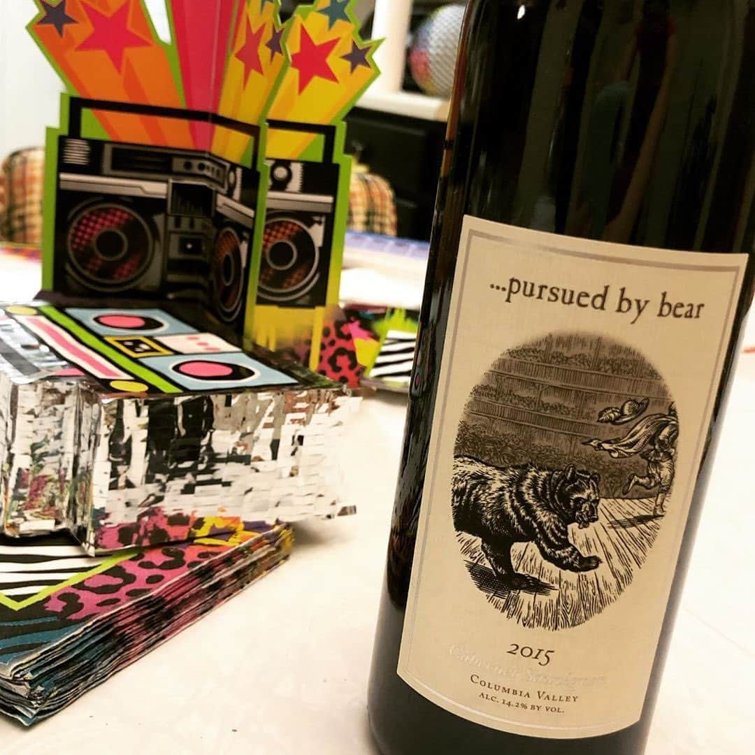 カイル・マクラクランさんのインスタグラム写真 - (カイル・マクラクランInstagram)「@LeannTheSugarQueen knows how to celebrate the bear-y best birthdays in style with a little #PursuedByBearWine 🍷 Cheers! #WineWednesday」7月24日 22時30分 - kyle_maclachlan