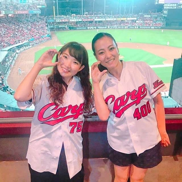 青山恵梨子さんのインスタグラム写真 - (青山恵梨子Instagram)「こいほーー🎏💕 カープ最高じゃないですか😍 始球式 以来勝ち続けてて嬉しいなぁ！  秋田で稽古しててもしっかり見てます✨ 広島公演始まったら、みんなで試合も見に行きたい！ 舞台の中にもカープが沢山出てきますよー😍 ちょっとずつ紹介していこうかな🎏  写真は始球式の時に一緒に観戦してくれた、#笹原綾乃 さん！ 出演させていただいた、GOOD JOG+でもお世話になり、週明けの放送でも話題にしていただきました😭✨ またご一緒出来ますように🥰 #カープ #carp #始球式 #広島 #広島カープ  #ミュージカル #茶の夢 #わらび座 #青山恵梨子 #上田宗箇」7月24日 22時31分 - eriko_aoyama