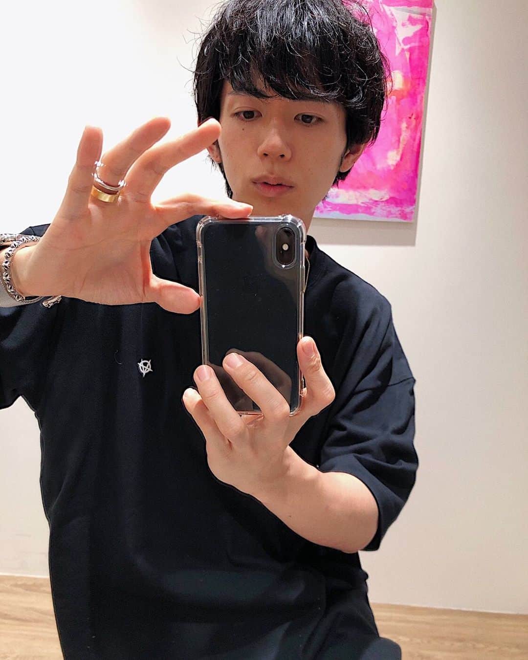 片山良平のインスタグラム：「ひさびさの黒T🧡 #vetements  #黒T」