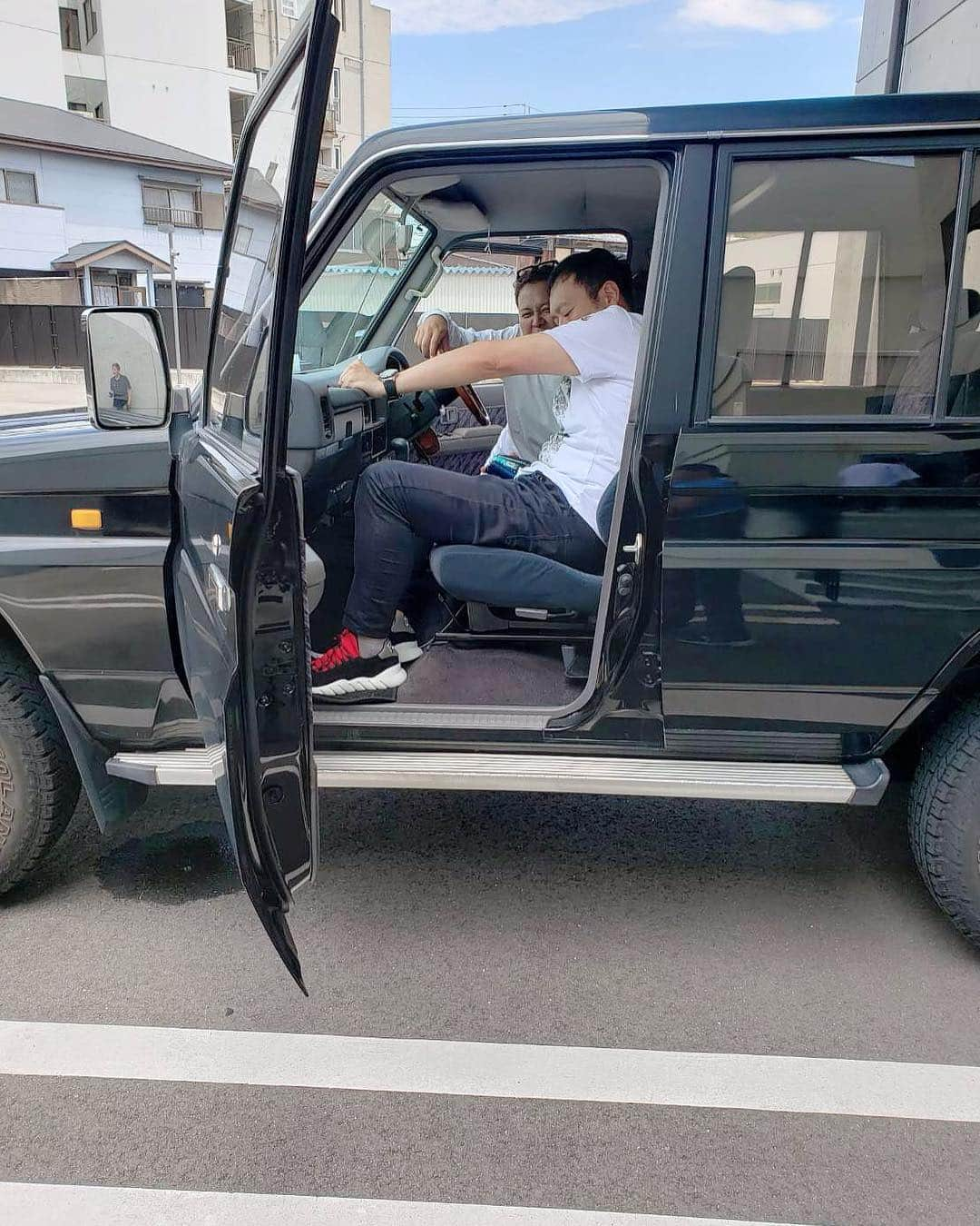 久保田和靖さんのインスタグラム写真 - (久保田和靖Instagram)「営業合間  反社に見える。  車内では  お腹すいたなー 何食べます？ うどんとかいいよなー  ノーマルおっさんの会話。 恥ずかしいわ！  撮影 中川剛氏 車オーナー 住みます芸人 梶剛 #番組 #ワイドスクランブル #編集マンセンスしかない #どこつかっんてんねん！ #笑笑笑笑笑笑」7月24日 22時28分 - kubotakazunobu