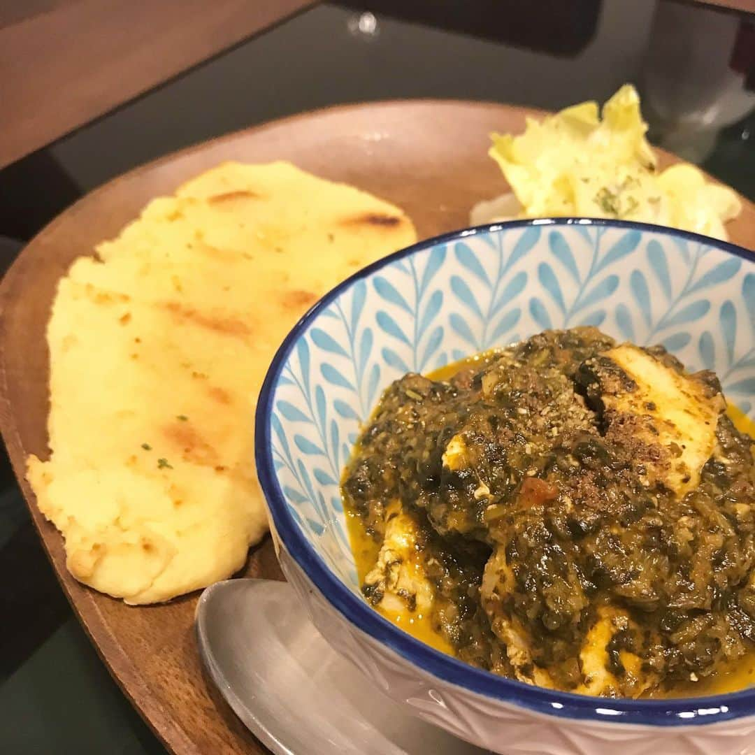 宮脇静香さんのインスタグラム写真 - (宮脇静香Instagram)「ついに…🍛 カレー好きが高じてスパイスで糖質オフなサグチキン作っちゃいました、、 といっても、元々愛用してたカレーパウダーの成分見て、ガラムマサラを買い足しておいただけ。  ナンはもちろんおからナン！ カレーにトマトと玉ねぎ使っちゃったけど…付け合わせをバリバリ糖質オフ徹底にしとこう…🍅 でもなーんかパンチが足りない！ まろやかで無難な味には仕上がったけど、コクと深みが好きなお店みたいに出ない😭 スパイス詳しくないから分からん！ 油もたくさん使ってるんだろうなー。 そして結構な量の塩も使ってるのかも😱 手作りは調整できて良いね😊 これで精をつけて明日は復活だ！！🔥 #カレー #インドカレー #インドカレー狂 #カレーは30分でできた #豆苗も少し入れて葉酸摂取 #チーズナン #ミックスチーズ切れてたのでパルメザンだったけどイケタ #料理 #気分転換 #スパイス勉強したい #妊婦ごはん」7月24日 22時33分 - shizukaaa8