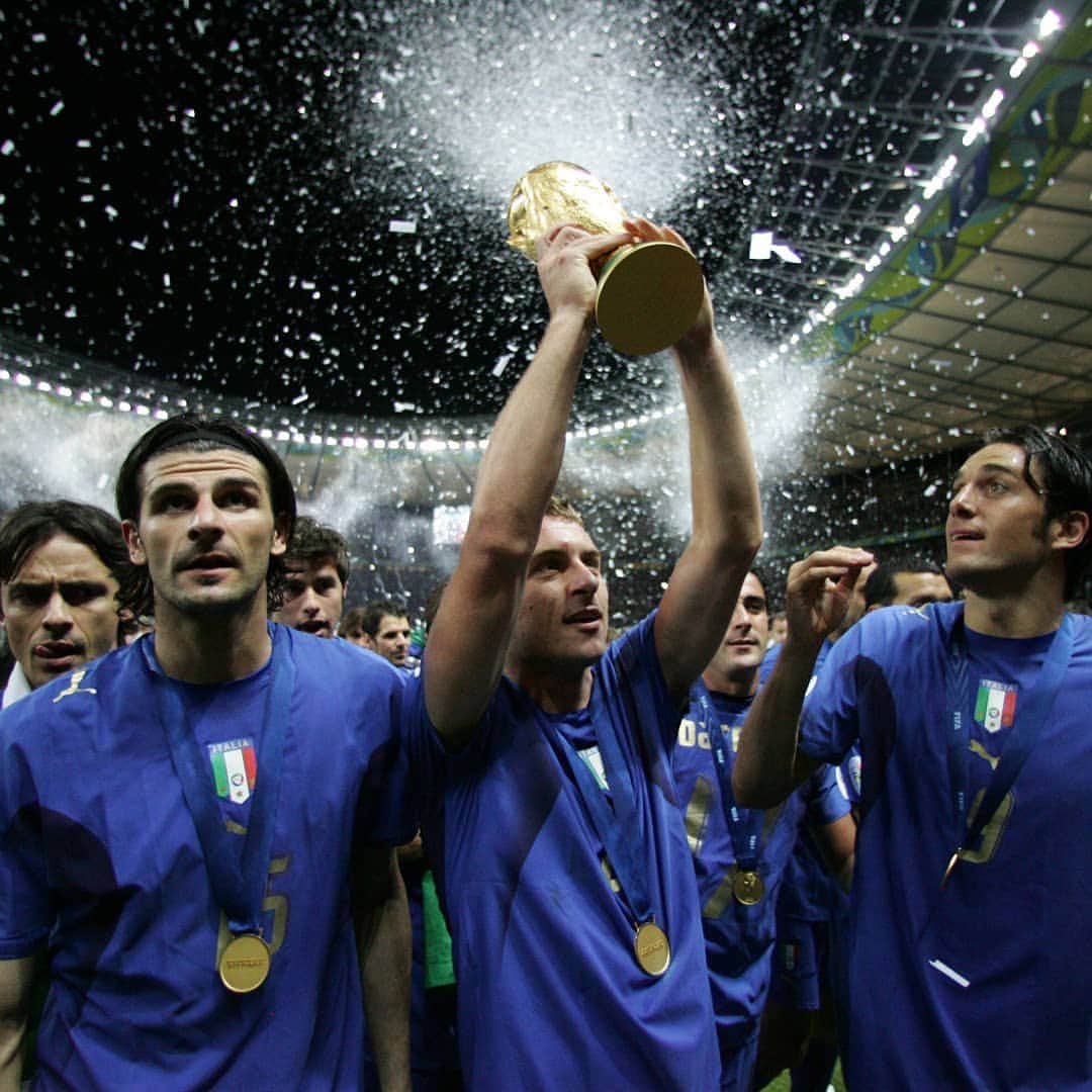 FIFAワールドカップさんのインスタグラム写真 - (FIFAワールドカップInstagram)「#HappyBirthday, Daniele De Rossi! The 2006 FIFA #WorldCup winner turns 36 today. 🏆🇮🇹#DeRossi #Italy #Italia #Azzurri #TantiAuguri」7月24日 22時48分 - fifaworldcup