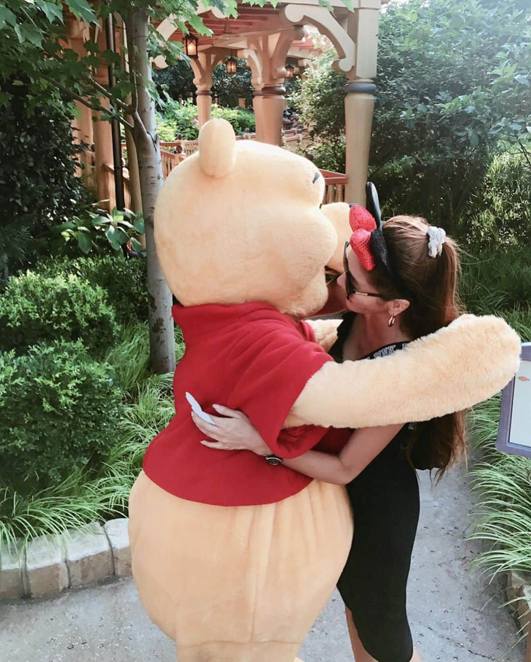 宮崎沙矢加さんのインスタグラム写真 - (宮崎沙矢加Instagram)「Hugs Matter♥️🍯One hug from the right person takes all ur stress away.Long time no see Pooh!!!我爱你 . . . 久しぶり〜的なこの写真お気に入り😘😘💛子供の頃から変わらずプーさんが一番好き🐻 #shanghai #disneyland #shanghaidisneyland #winniethepooh #picoftheday #上海ディズニーランド」7月24日 22時41分 - sarah___audrey