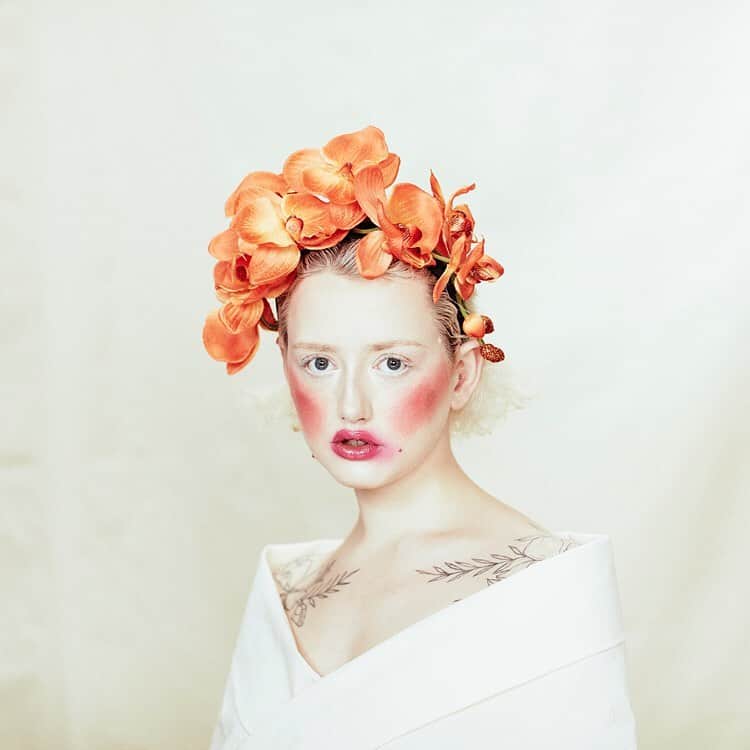 のインスタグラム：「#summerblooms #💛 #☀️ Signature orchid headband on satin headband modelled by @hatti_rees #💖 Photography @leighkeily | #piersatkinson #bespoke #couture #uniquedesign #oneofakind #orchid #flowers #summerhat」