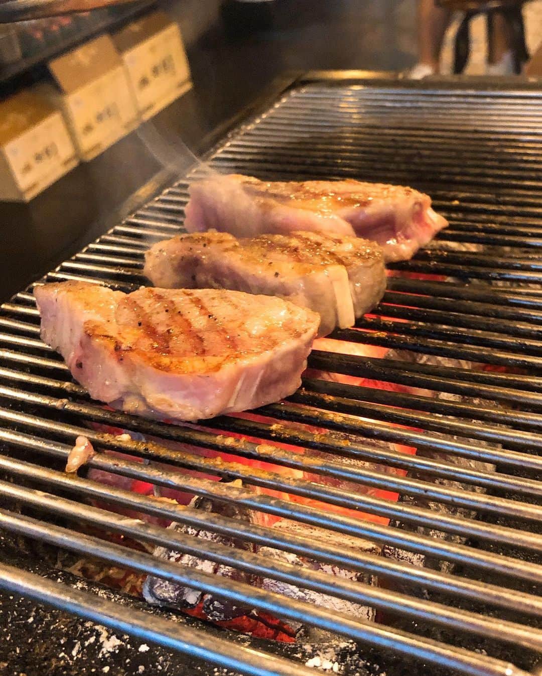 エリナさんのインスタグラム写真 - (エリナInstagram)「좋아하는 음식 앞에서는 이런 표정이구나😆여기 양갈비 맛집 ! 好きな物の前だとこんな顔らしいwwラムチョップ本当に大好き！ #맛집 #양갈비#신사#가로수길 #lamb#lambchops #smile #me#selfie #instapic #instafood #instalike #instagood #happytime」7月24日 22時46分 - erina_hrn