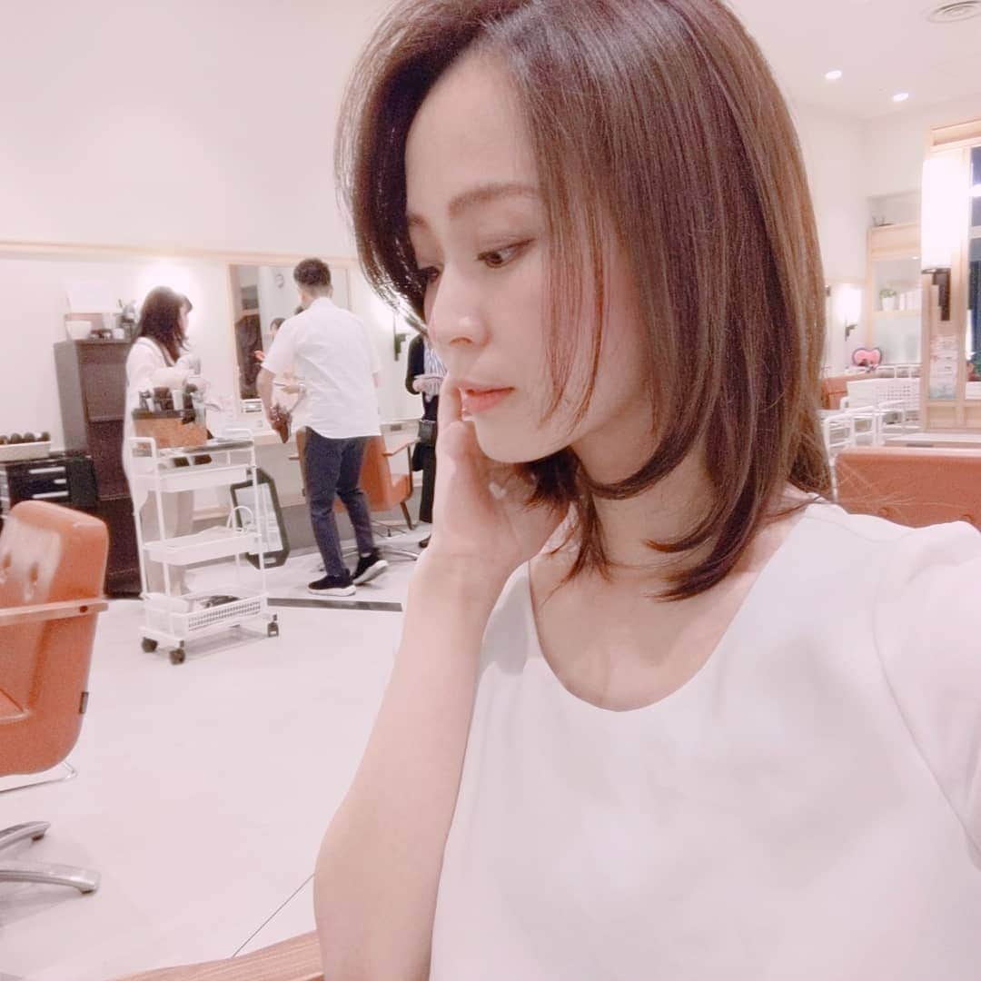 佐野莉子のインスタグラム：「仕事終わりのトリートメント最高すぎる〜〜💘 資生堂ビューティーサロンサブリミックトリートメント施術体験イベント行ってきました✨💁✨ 髪の歪みを正してくれる #sublimic トリートメント💞  梅雨の時期の髪のうねりにも負けないサラサラストンがよい😇  ヘッドマッサージはフェイスラインのリフトアッブ効果あるって信じてよく行きます！ めちゃ気持ちいい😊 トリートメントは髪傷んでるって自覚なかったけど指通したときのしっとりサラサラ感にびっくりした🥺✨ ホームケア用のトリートメントも使い続けるの楽しみ💓  #美的 #biteki #shiseidobeautysalon #資生堂 #資生堂ビューティサロン #サロントリートメント #サロモ #渋谷ヘアサロン #トリートメント #髪質改善 #髪質改善トリートメント #ホームケア #ヘッドスパ #ヘアサロン #ワンダーシールド #cocoti」