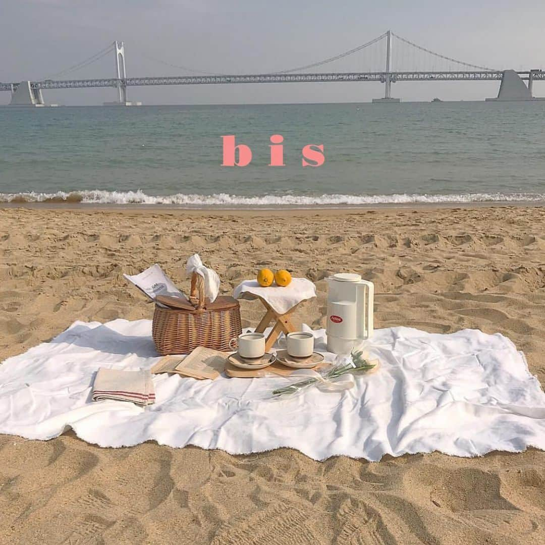 bis_web bis [ビス] さんのインスタグラム写真 - (bis_web bis [ビス] Instagram)「⛱﻿ ﻿ ﻿ #海ピク ガール急増中！﻿ ﻿ 海でのピクニック、 "海ピク" 🌊﻿ ﻿ おしゃれな女の子たちのインスタ投稿がかわいい！❤️﻿ ﻿ この季節、海に行くことも増えてくるはず！﻿ そんなビーチタイムをもっと楽しくする海ピクがいまトレンド！﻿ ﻿ みんなも海ピクで夏を楽しんでみては？💭﻿ ﻿ ﻿ ﻿ ﻿ ﻿ ﻿ ﻿ #follow #フォロー #bis_web #picnic #ピクニック #海ピク #おしゃピク #팔로잉 #팔로워 #좋아요 #좋아요환영 #일상스타그램 #데일리 #팔로우 #바다 #海 #ビーチ #beach #🌊 #韓国 #海ピクニック #おしゃれ #かご #かごバッグ #🧺 #🍋 #🍒 #🍩」7月24日 22時50分 - bis_web