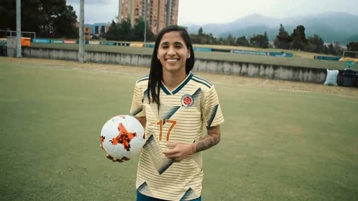 サッカー コロンビア代表チームのインスタグラム：「@carolina.ariasvidal.17 la combinación de talento y alegría 🤟🏼🤩 #CorazónDeGuerreras」