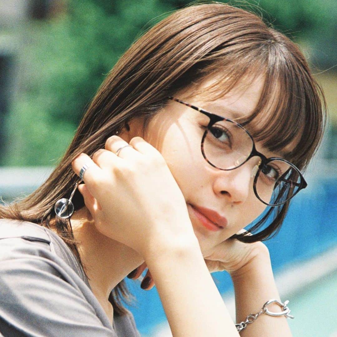 Zoff Officialのインスタグラム：「Zoff SMART Classic / ZJ181038_49A1 Model @0904.erika 都会的な印象のクラシックシリーズは、モノトーンのスタイリングにもよく似合う。 細くしなやかなフレームが、付け心地の良さと女性らしい雰囲気を演出してくれます。 #Zoff #FASION #eyewearstyle #メガネ #ゾフ女子 #Zoffコーデ #JR恵比寿駅 #恵比寿駅 #恵比寿 #東京 #tokyo」