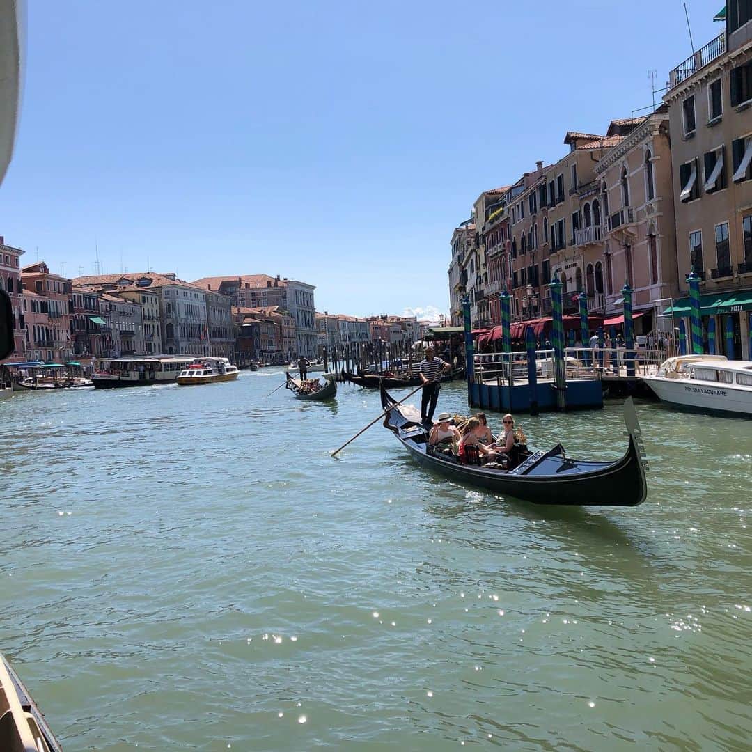 金井大旺のインスタグラム：「いい景色と雰囲気😎 #ヨーロッパ転戦  #イタリア #ベルギー # #padova #Venezia #NightOfAthretics #110mh #mizuno #🌭」