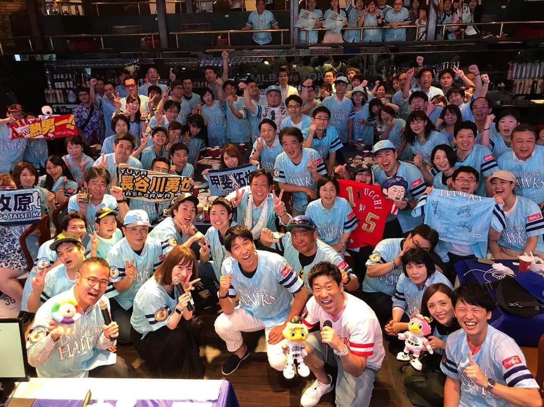 原口あきまささんのインスタグラム写真 - (原口あきまさInstagram)「連勝❗️万歳🙌🙌🙌 #鷹の祭典2019 #mlbカフェ東京ドームシティー店 #パプリックビューイング #2連勝 #思いが届いた#最高に面白い試合でした #感謝∞ #明日もこの場から応援を届けます #一緒に応援したい鷹党集合 #本間満 #宮島咲良 #原口あきまさ」7月24日 22時54分 - akimasa_haraguchi