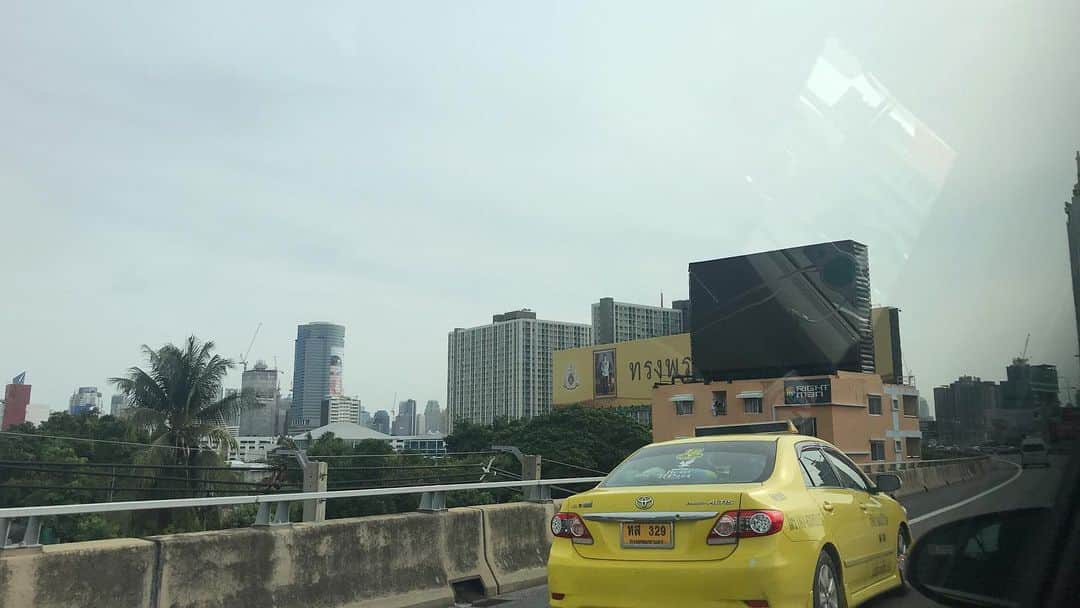 川崎優さんのインスタグラム写真 - (川崎優Instagram)「. . タイのタクシーの車窓から🚖笑 カラフルなタクシーに、車のスキマを抜けていく沢山のバイク！朝と夕方の渋滞と、動き出すバスに飛び乗るたくましい（笑）タイの人たちにビックリ😂✨ #タイ #tailand  #もう２週間たった😂 #ちかちゃんとの #タイ旅行🇹🇭 #ぼちぼち振り返ります」7月24日 23時05分 - yuu__noir