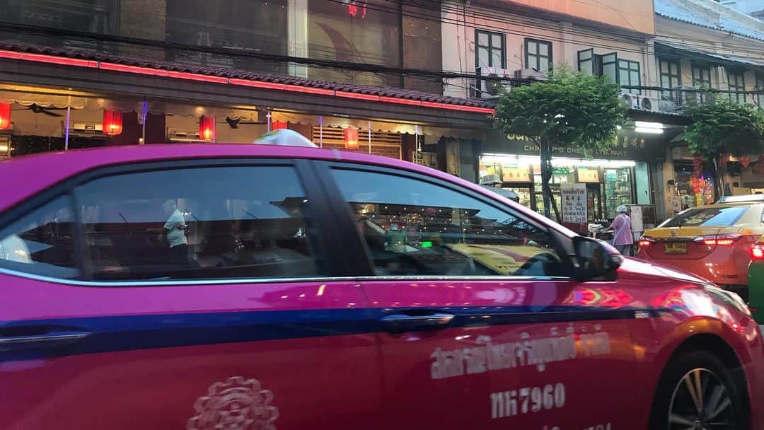 川崎優さんのインスタグラム写真 - (川崎優Instagram)「. . タイのタクシーの車窓から🚖笑 カラフルなタクシーに、車のスキマを抜けていく沢山のバイク！朝と夕方の渋滞と、動き出すバスに飛び乗るたくましい（笑）タイの人たちにビックリ😂✨ #タイ #tailand  #もう２週間たった😂 #ちかちゃんとの #タイ旅行🇹🇭 #ぼちぼち振り返ります」7月24日 23時05分 - yuu__noir