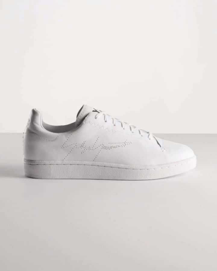 ワイスリーのインスタグラム：「Y-3 Yohji Court. Available tomorrow. Y-3 Fall Winter 2019. --- #adidas #Y3 #YohjiYamamoto Discover the collection at Y-3.com」
