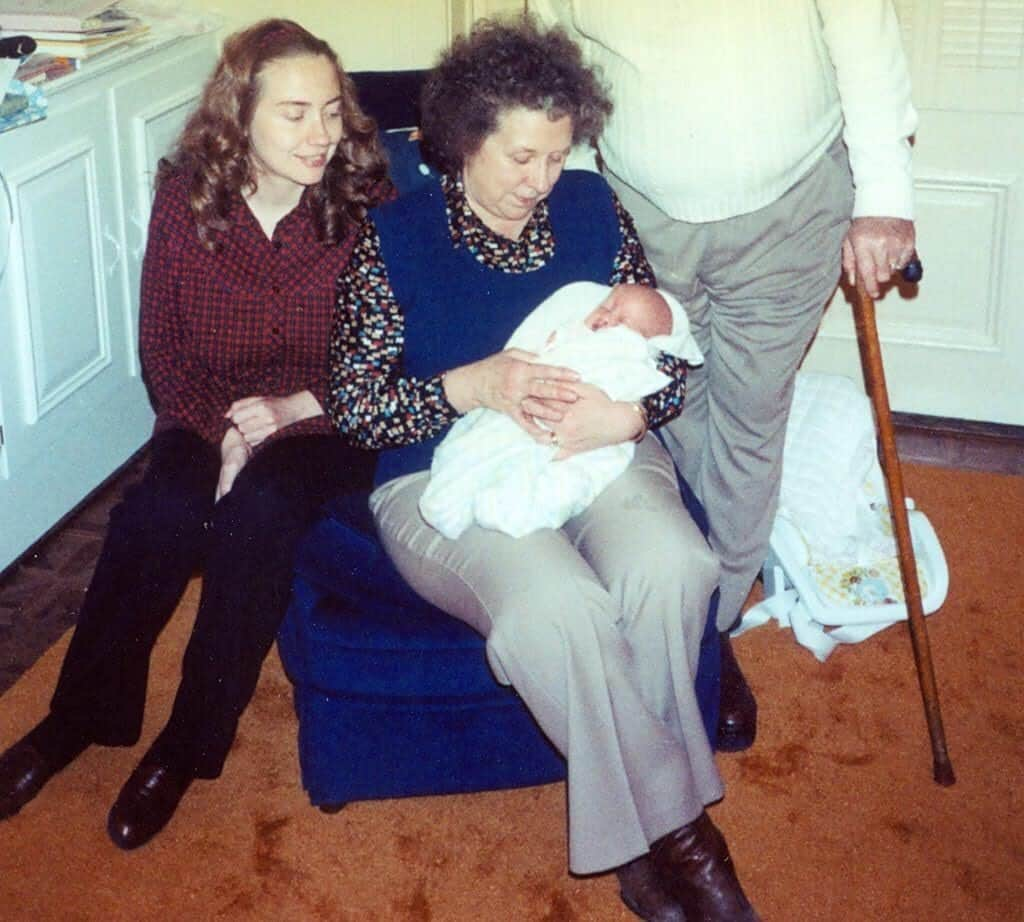 ヒラリー・クリントンさんのインスタグラム写真 - (ヒラリー・クリントンInstagram)「Thinking of this photo of my mother holding baby Chelsea, with my dad looking on over her shoulder, as Chelsea this week has just welcomed her third child, Jasper. Bill and I are extraordinarily proud grandparents, just like they were.」7月24日 23時04分 - hillaryclinton