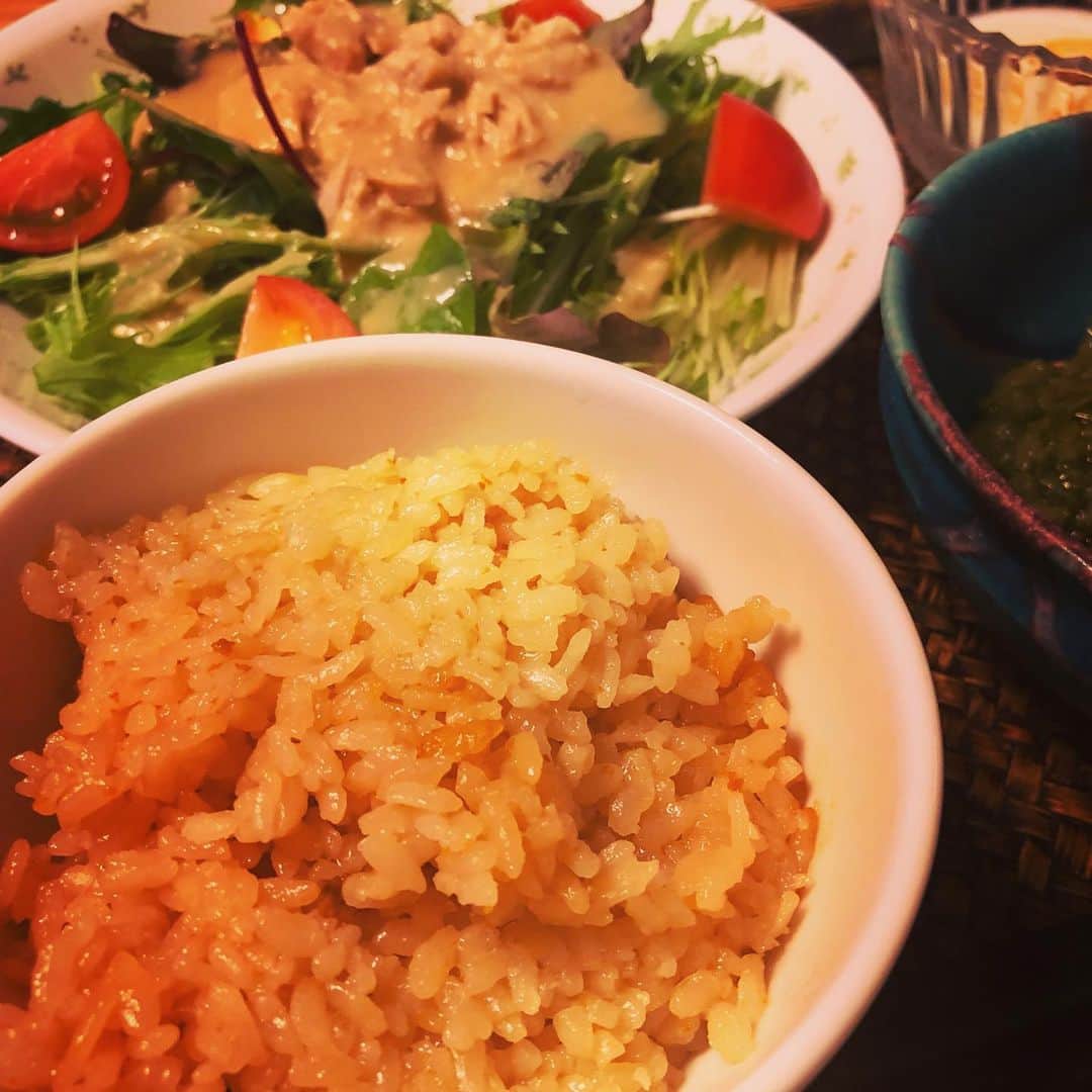 奥井雅美さんのインスタグラム写真 - (奥井雅美Instagram)「仕込んでた白味噌が育って食べごろになったので容器うつしかえて冷蔵庫に☺︎ 仕込んだ時は白っぽい感じでしたがやや黄色味が増してお味噌っぽくなりました。 ・ その後、ラジオへ行き、帰りにスーパー寄って帰宅💨 壱岐島で買ってきたウニご飯の素でご飯炊いて水菜と甘めのトマトなどとサラダ🥗、それとめかぶ納豆にしました。 白味噌にお酢、レモン、甜菜糖、お醤油などで味を整えたドレッシング(*´-`)美味しかったです❤️ ・ 壱岐島の男嶽神社さまでのお写真をもらったので生きた証にオマケにてアップ🤗 ・ いやしかし、ご飯３合も炊いたからまったく減らないよー😵ひぃ〜っ😭 ・ ・ #白味噌 #手作り味噌 #ウニの炊き込みご飯 #壱岐島 #男嶽神社」7月24日 23時06分 - masamiokui