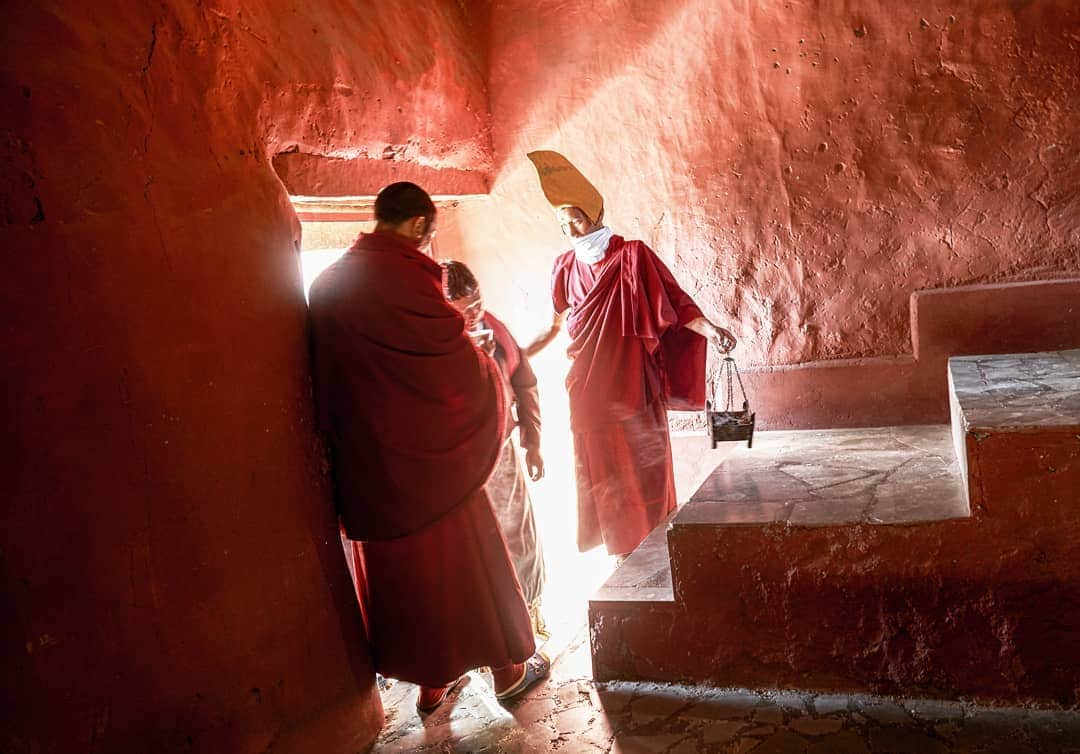 Cory Richardsさんのインスタグラム写真 - (Cory RichardsInstagram)「An Oracle, exhausted from his journey crosses the threshold into the monastery, held on either side by monks to keep him from collapse. Ladakh, India. Shot #onassignment for #natgeotravel」7月24日 23時12分 - coryrichards